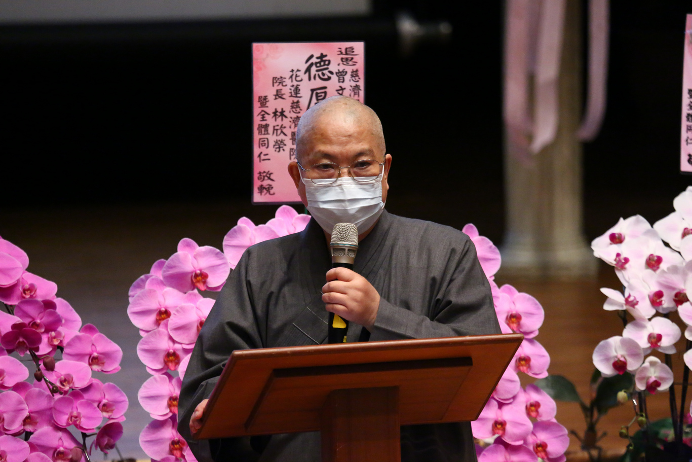 靜思精舍德宣師父開示祝福。 靜思精舍德宣師父開示祝福。