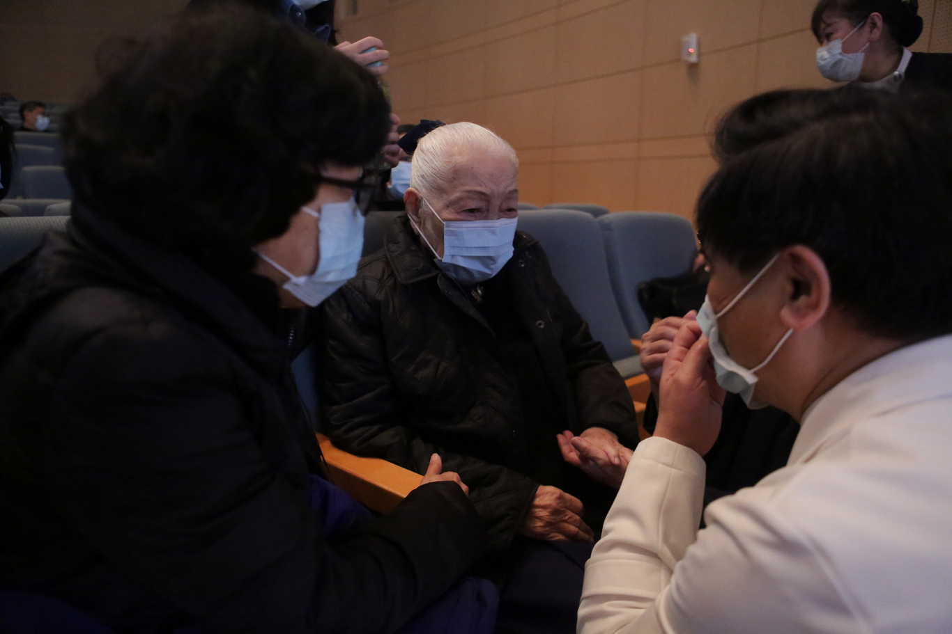 林欣榮院長向曾媽媽致意關懷。