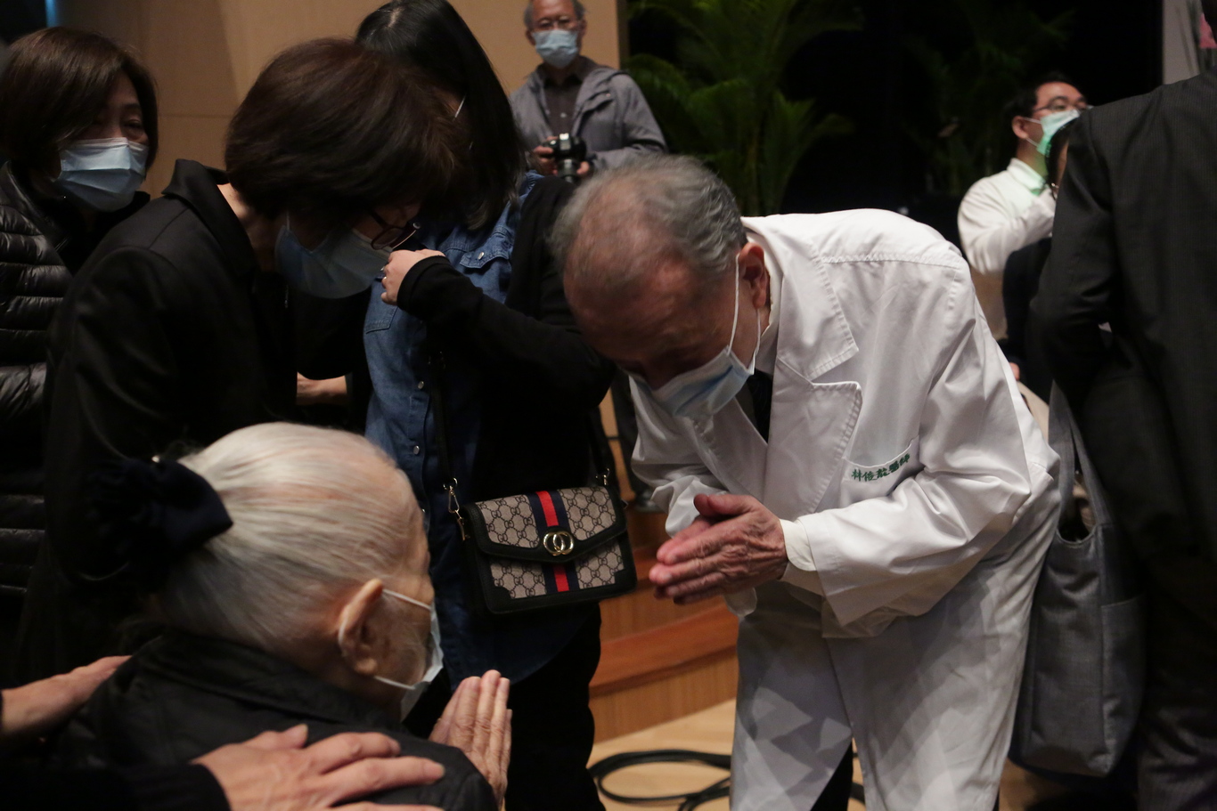 林俊龍執行長向曾媽媽致意關懷。