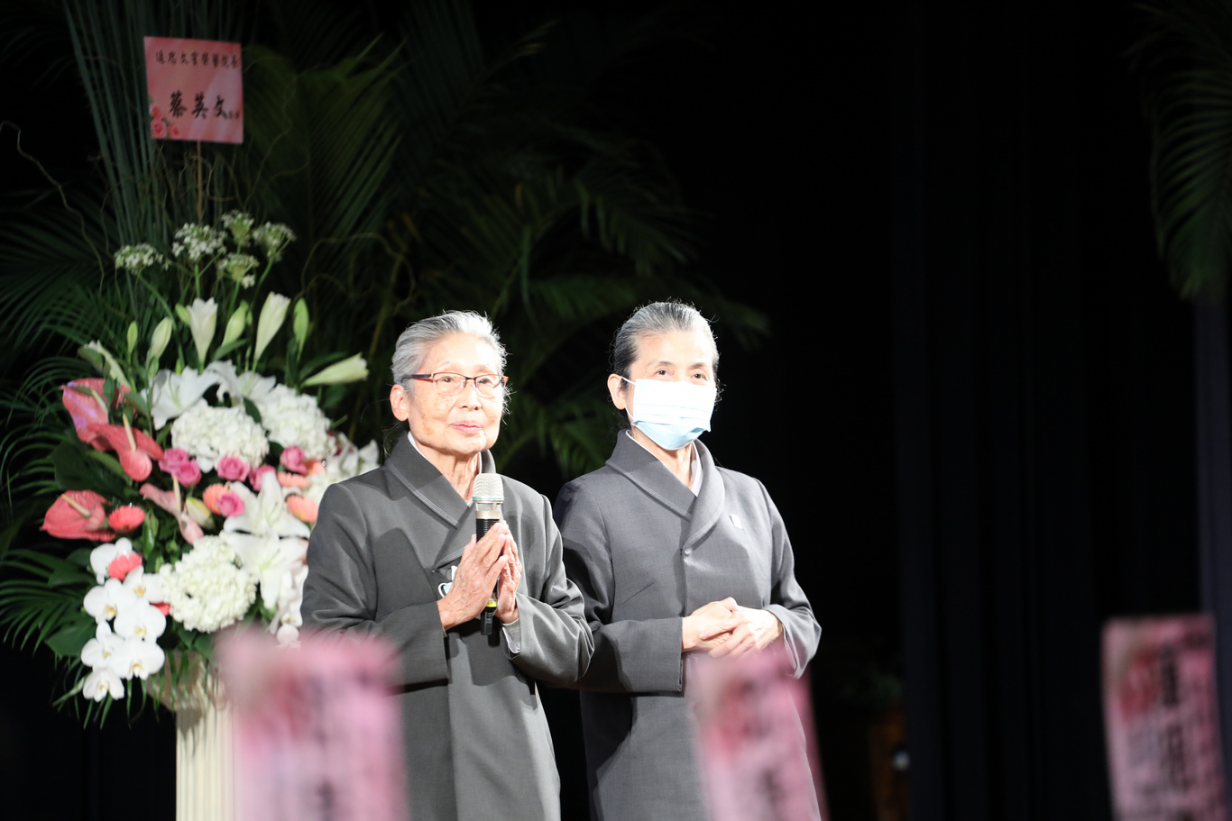 花蓮慈濟醫院資深志工顏靜曦師姊、慈濟基金會林碧玉副總執行長兩人代表法親及慈濟基金會緬懷與祝福。