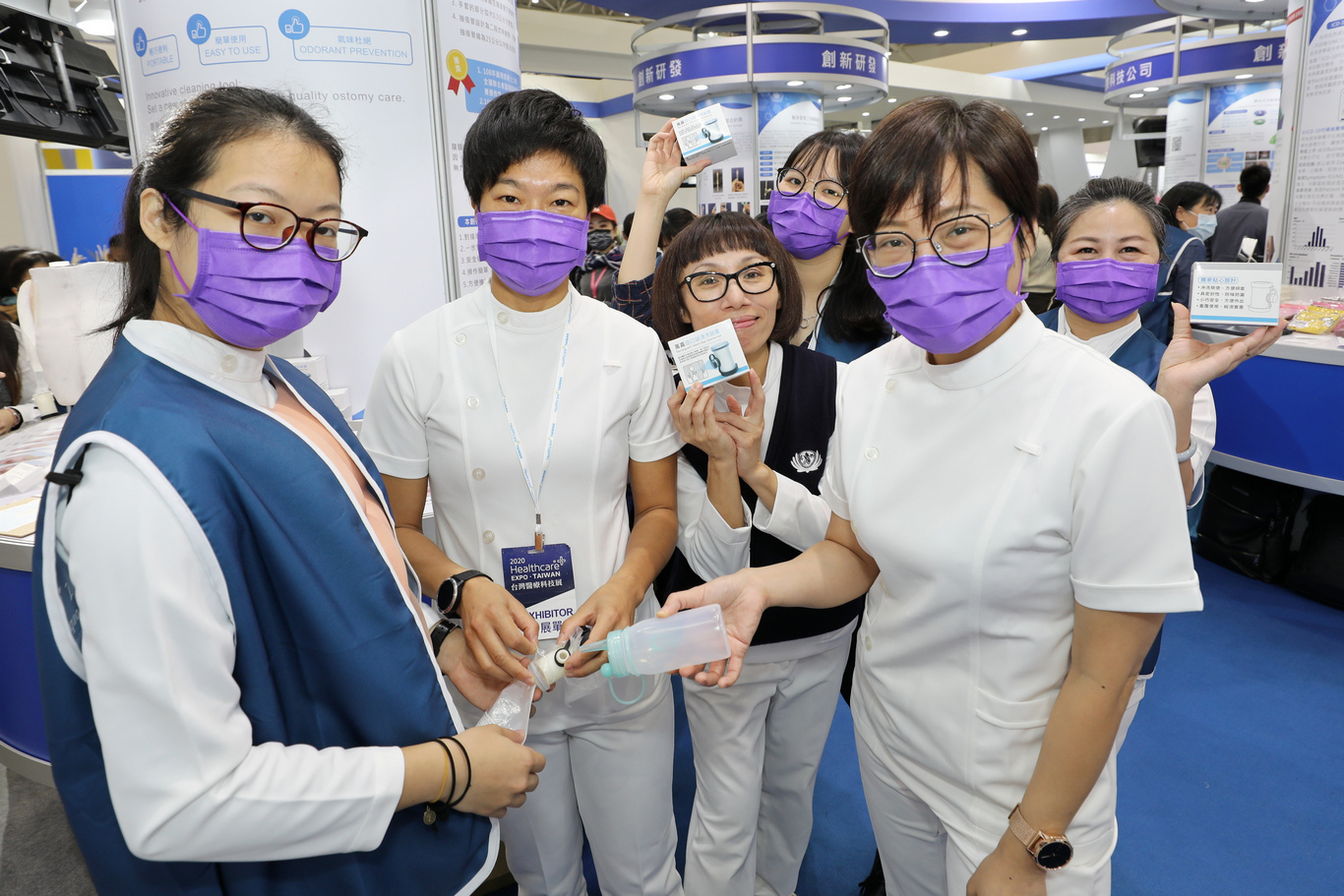 花蓮慈院傷口造口及失禁護理師許美玉(右一)、徐小惠(左二)及慈濟科技大學研發長林祝君左三)共同研發「造口袋清潔裝置」。