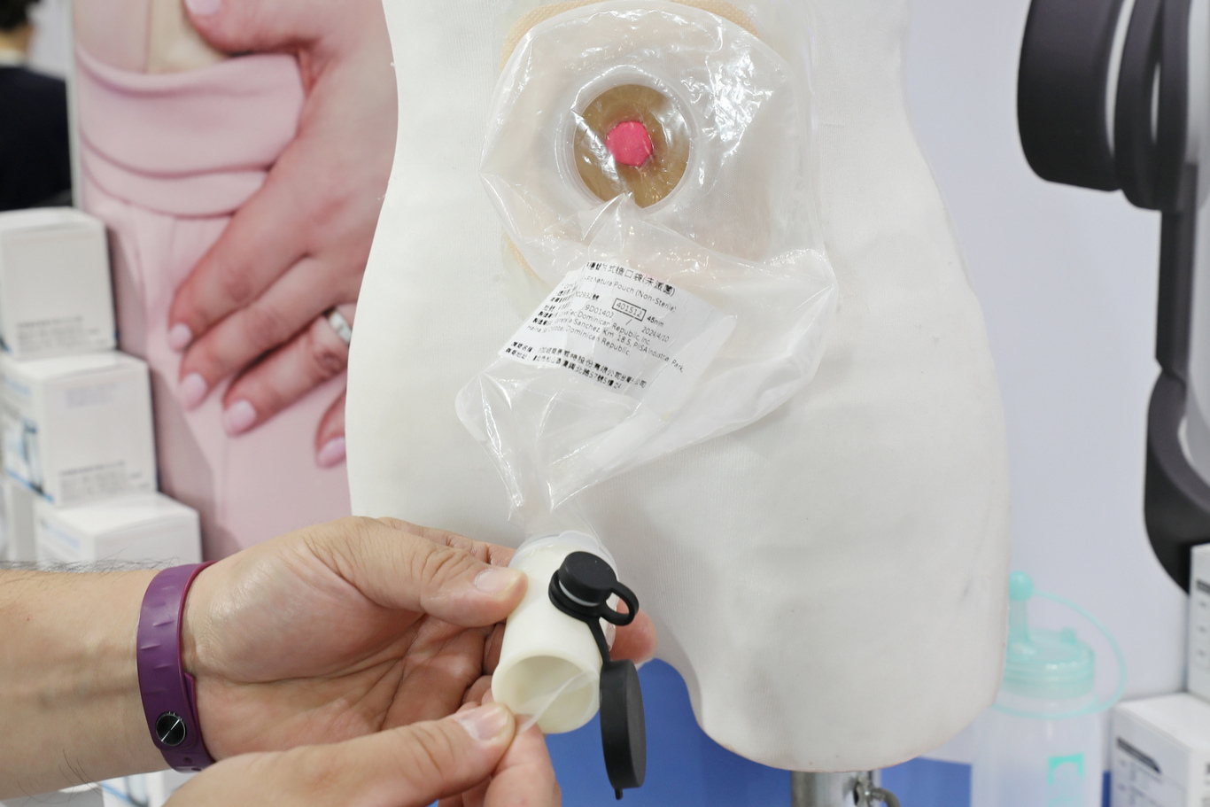 萬嘉生技總經理何凱璋表示，每次清洗後只要更換隔絕氣味及防漏的密封膜，不僅能大大提升病人的生活品質，且其餘裝置還能拆解清潔沖洗後重覆使用，非常環保