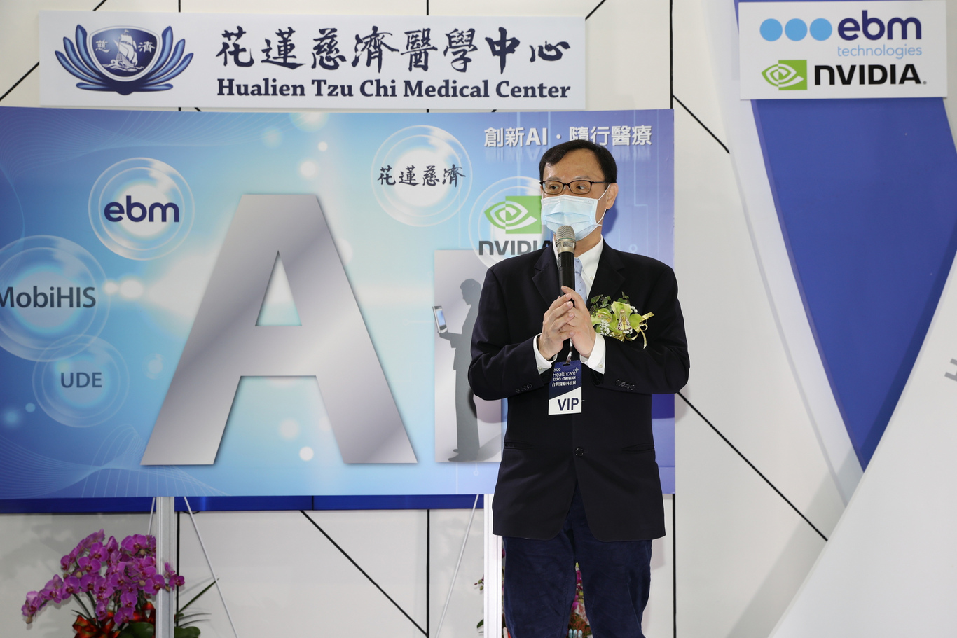 衛福部石崇良次長表示，感謝花蓮慈院一直以來守護偏鄉民眾健康，在醫療資源有限的情況下，還能發展出醫療AI來輔助醫療團隊，進行高品質的醫療服務