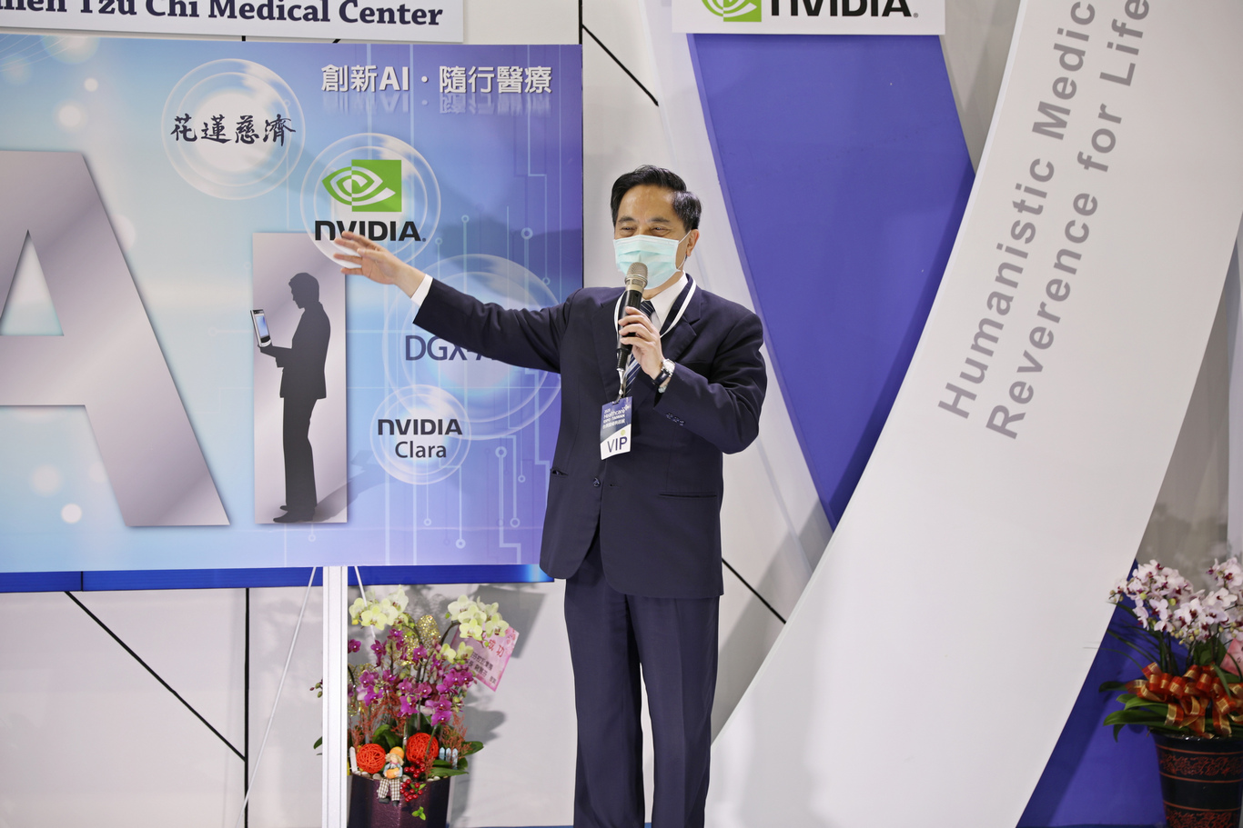 花蓮慈院院長林欣榮表示,這次的三方合作,結合了一流的醫療團隊、IT 與 AI 的軟體、硬體團隊,並採用全球最先進 AI 系統 NVIDIA DGX A100、NGC 與 NVIDIA Clara 平台,再藉由商之器開發的 EBM AI 平台,配合行動巡房系統,將病人的所有資訊整合至單一 APP 上 花蓮慈院院長林欣榮表示,這次的三方合作,結合了一流的醫療團隊、IT 與 AI 的軟體、硬體團隊,並採用全球最先進 AI 系統 NVIDIA DGX A100、NGC 與 NVIDIA Clara 平台,再藉由商之器開發的 EBM AI 平台,配合行動巡房系統,將病人的所有資訊整合至單一 APP 上