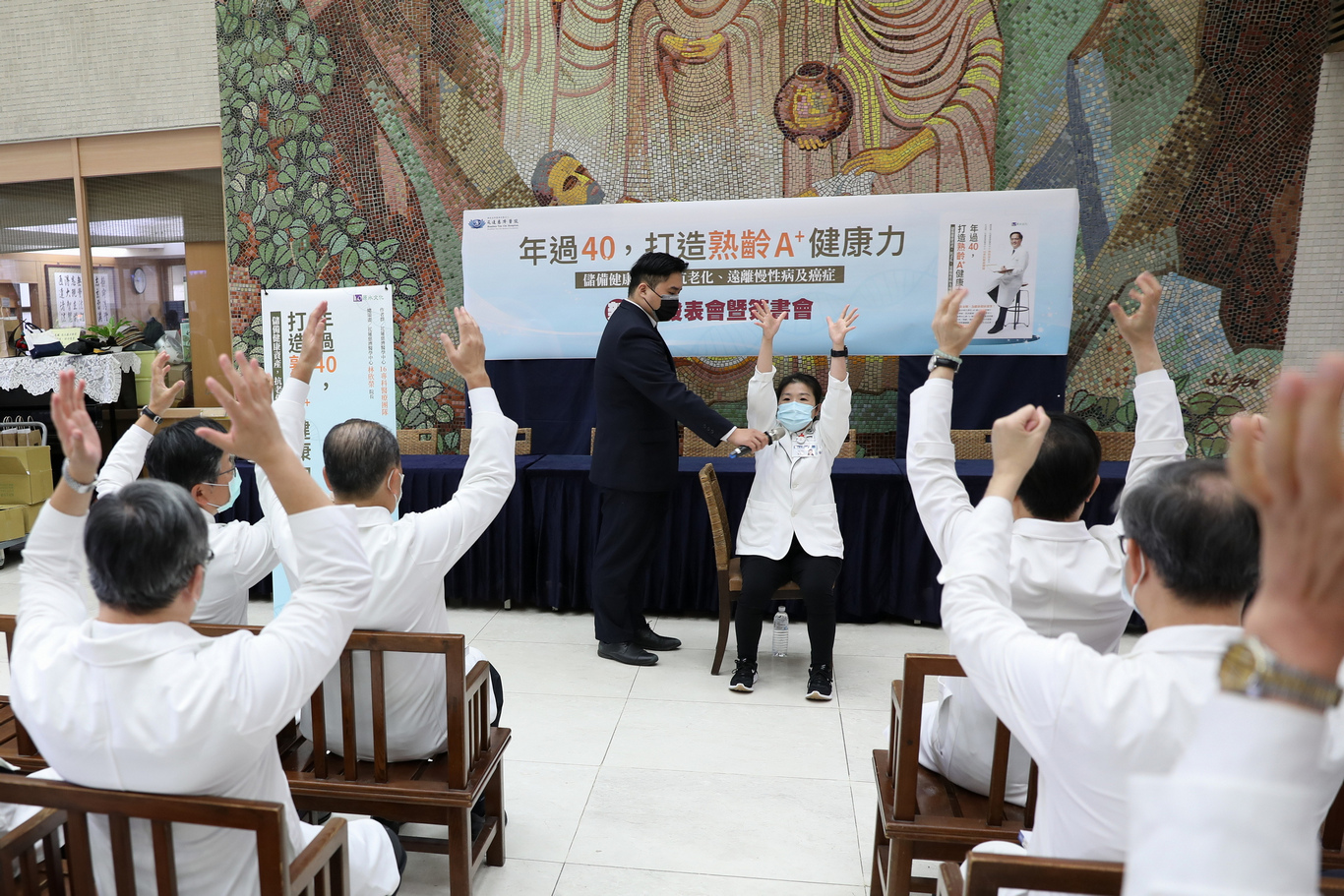 復健醫學部物理治療師徐佳俐示範冬日健康操，下床前可以先暖身，避免起床過猛可能會讓血管急速收縮、血壓上升，使僵硬的肌肉拉傷、暈眩導致跌倒等傷害發生