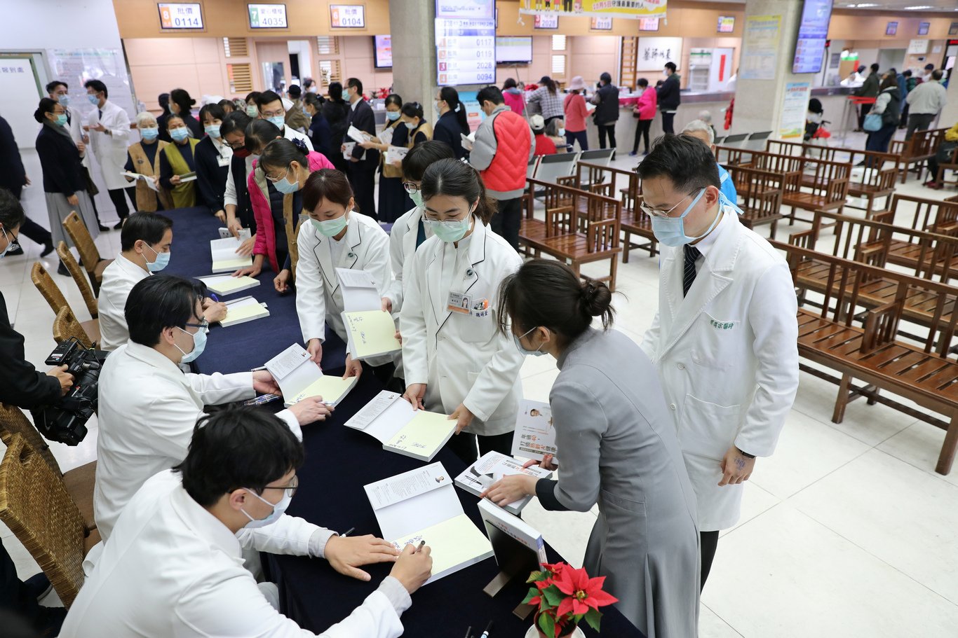 《年過40,打造熟齡A+健康力》新書簽名會大排長龍 《年過40,打造熟齡A+健康力》新書簽名會大排長龍