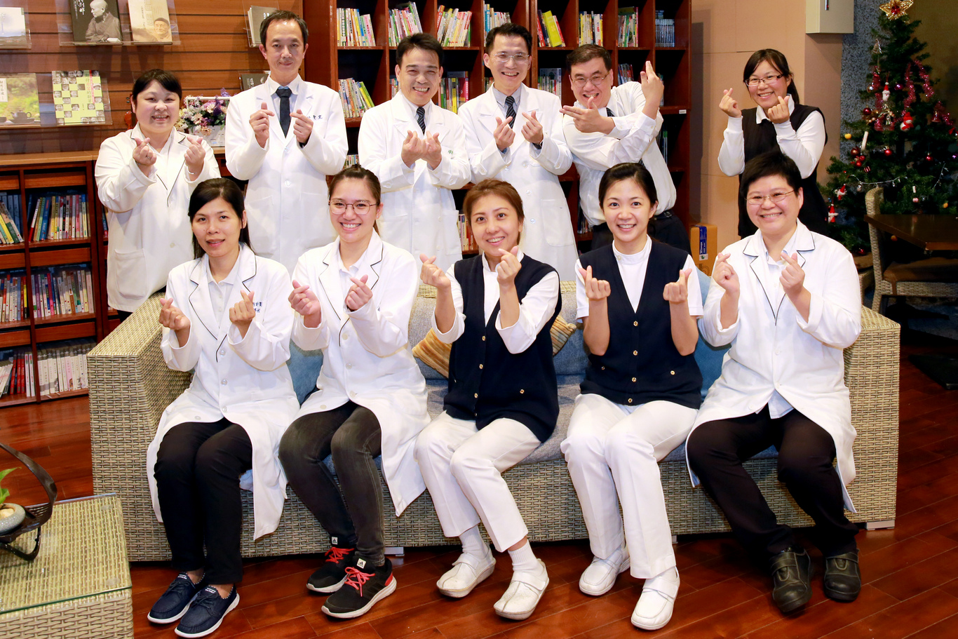 巴金森暨動作障礙治療與研究中心團隊利用深腦刺激術治療巴金森疾病的治療服務量及麻醉相關學術影響力不僅為亞洲第一,也達到國際水準的成果,同時獲得SNQ國家品質標章 巴金森暨動作障礙治療與研究中心團隊利用深腦刺激術治療巴金森疾病的治療服務量及麻醉相關學術影響力不僅為亞洲第一,也達到國際水準的成果,同時獲得SNQ國家品質標章