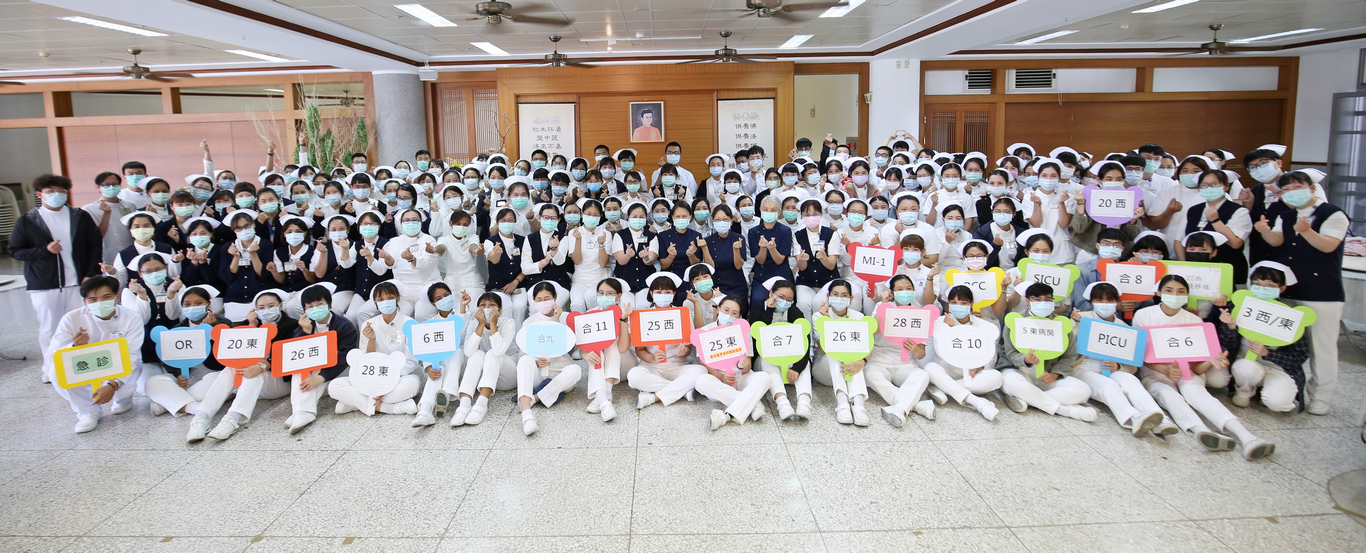 花蓮慈院護理部團隊除了榮獲一項「護理照顧服務類」SNQ國家品質標章認證之外,也以「疫無反顧 齊心守護」打造疫情期間的安心職場,榮獲生策中心新設獎項戰疫特別獎中的「戰疫有功獎」 花蓮慈院護理部團隊除了榮獲一項「護理照顧服務類」SNQ國家品質標章認證之外,也以「疫無反顧 齊心守護」打造疫情期間的安心職場,榮獲生策中心新設獎項戰疫特別獎中的「戰疫有功獎」