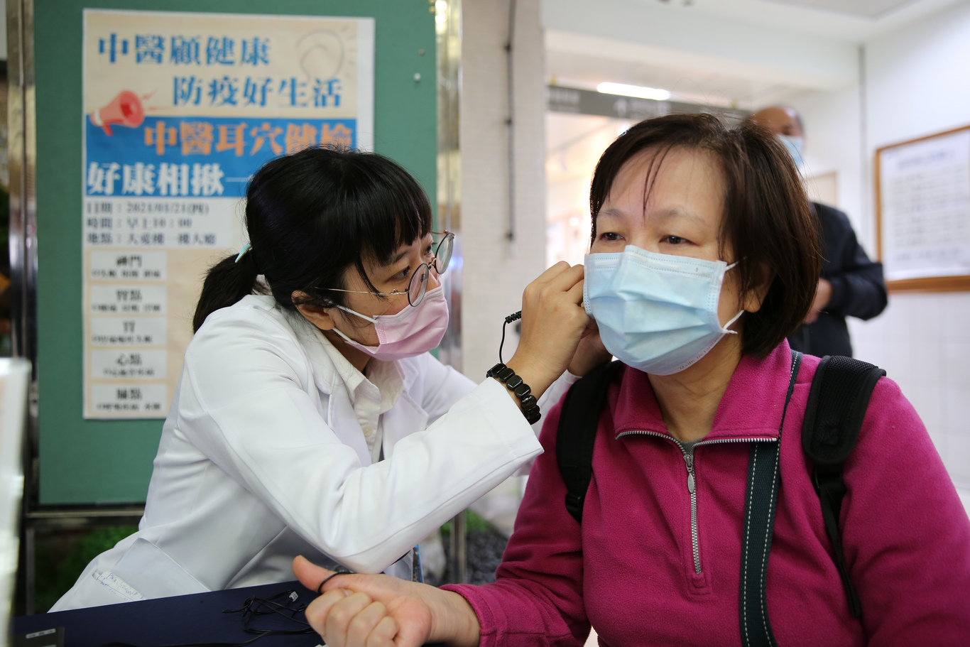 花蓮慈院中醫部團隊為候診的病人及家屬做耳穴健檢，幫助他們更了解自己的體質，進而提升身體的抵抗力來抵抗外在的邪氣。