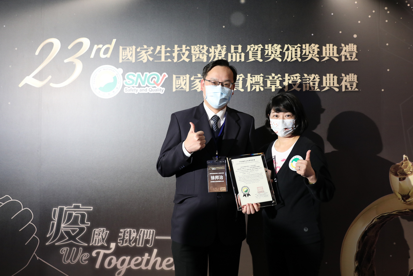 腎臟內科團隊由徐邦治主任(左)帶領團隊，以慢性腎衰竭及尿毒症病人之動脈血管硬度是造成心血管疾病的特徵之一，加入腳踏車運動改善病人動脈硬度，且發表七篇相關期刊論文，領先亞洲的亮麗成績