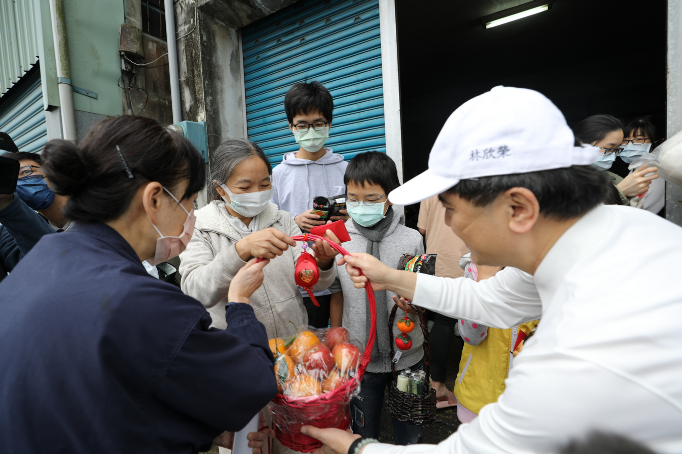 花蓮慈濟醫院院長林欣榮、主任秘書陳星助，在慈濟基金會社工的陪伴下，帶著四十多位院內醫護、醫檢及行政同仁來到光復鄉，要協助長期陪伴的照顧戶進行大掃除