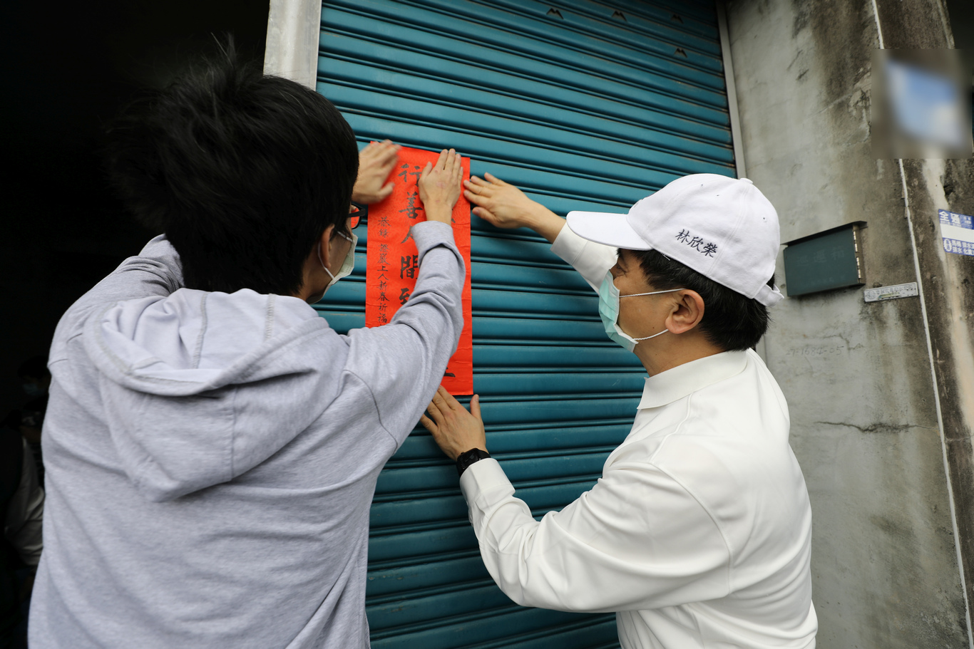 花蓮慈濟醫院院長林欣榮、主任秘書陳星助，在慈濟基金會社工的陪伴下，帶著四十多位院內醫護、醫檢及行政同仁來到光復鄉，要協助長期陪伴的照顧戶進行大掃除