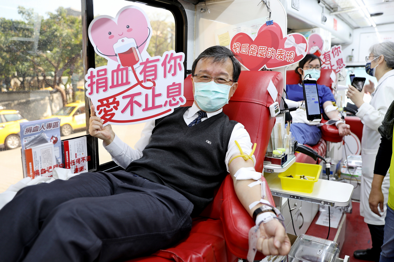 醫檢師節這天，花蓮慈院也舉辦捐血活動，鼓勵民眾挽袖捐血，在寒冷的冬日裡貢獻自己的一份溫暖力量。圖中為花蓮慈濟醫院李毅醫秘