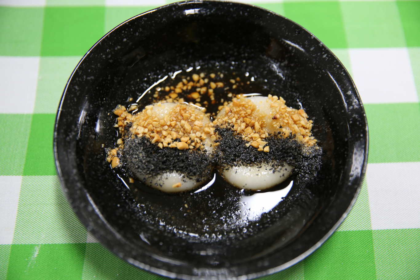 花蓮慈院營養師黃映華說，牛汶水上的碎花生及芝麻粉，符合衛生福利部國民健康署公布的每日飲食指南「我的餐盤」建議，每天補充一湯匙的堅果種子類， 民眾也可依個人喜好選擇不同種類的堅果種子類，來補充每日所需的不飽和脂肪酸、維生素B群、維生素E和礦物質(鈣、鎂、鋅)。