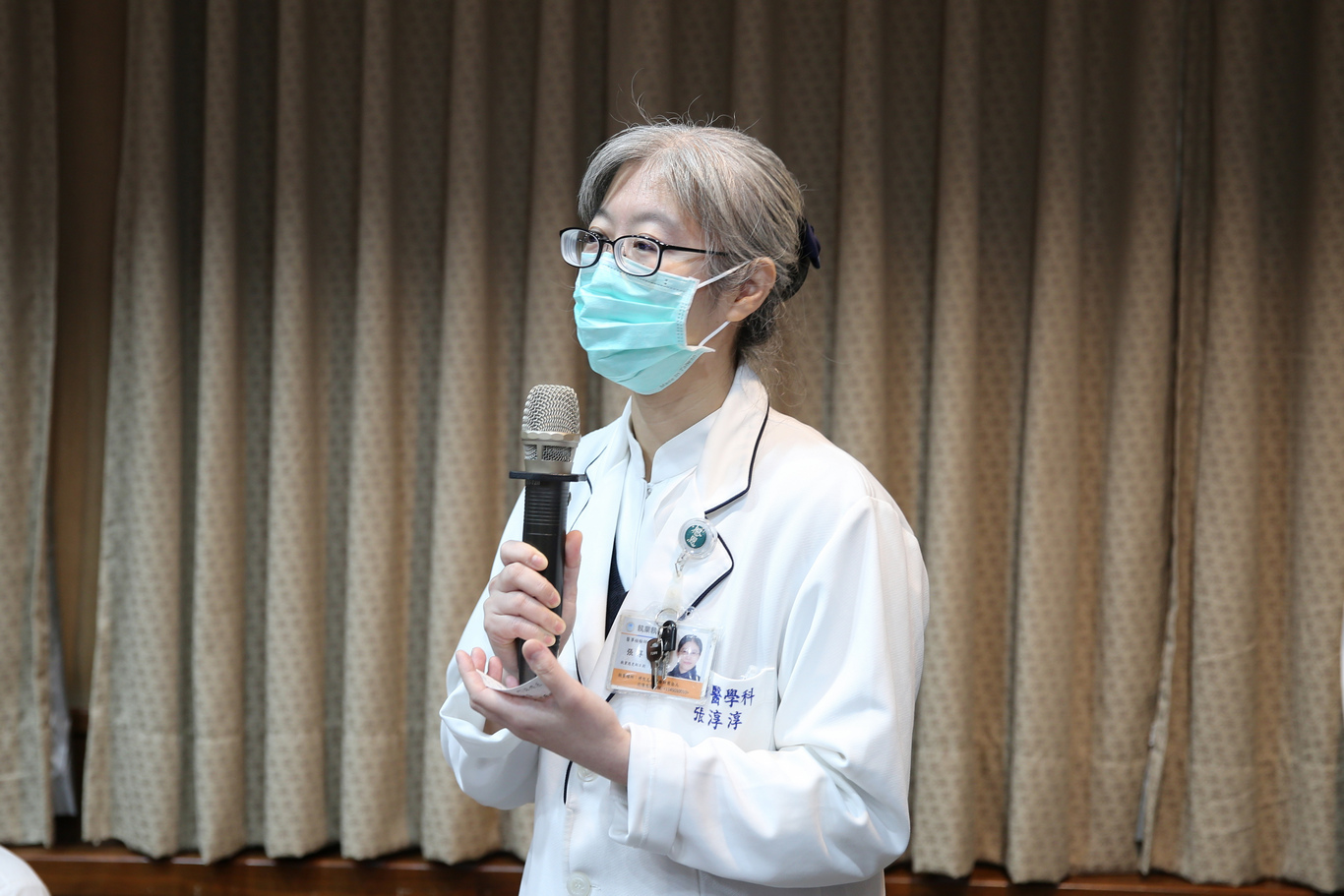 花蓮慈院檢驗醫學科主任張淳淳表示，引進自動化軌道後，檢體經過條碼掃描就能直接進入軌道去做分流、辨識跟簽收，不僅縮短時間、提升效率，最主要就是減少錯誤，而且遇上大批檢體進來，也能一次消化大量