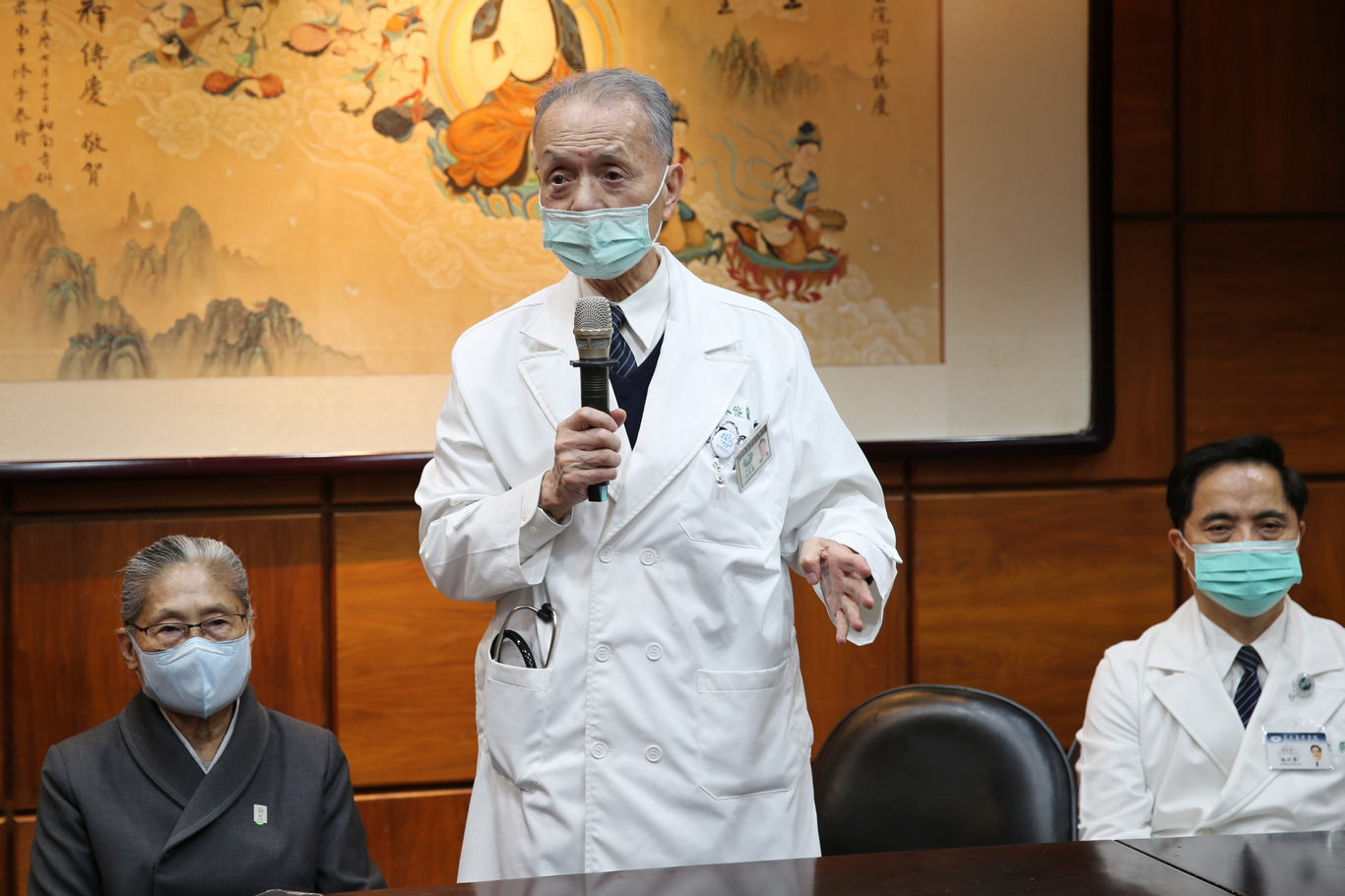 慈濟醫療財團法人執行長林俊龍指出，檢驗醫學科在備管、抽血以自動化軌道的方式，不管是蒐集檢體、判讀等整個作業下來，都是提升臨床病理檢驗效率，能提供最正確、即時的資訊給醫師。