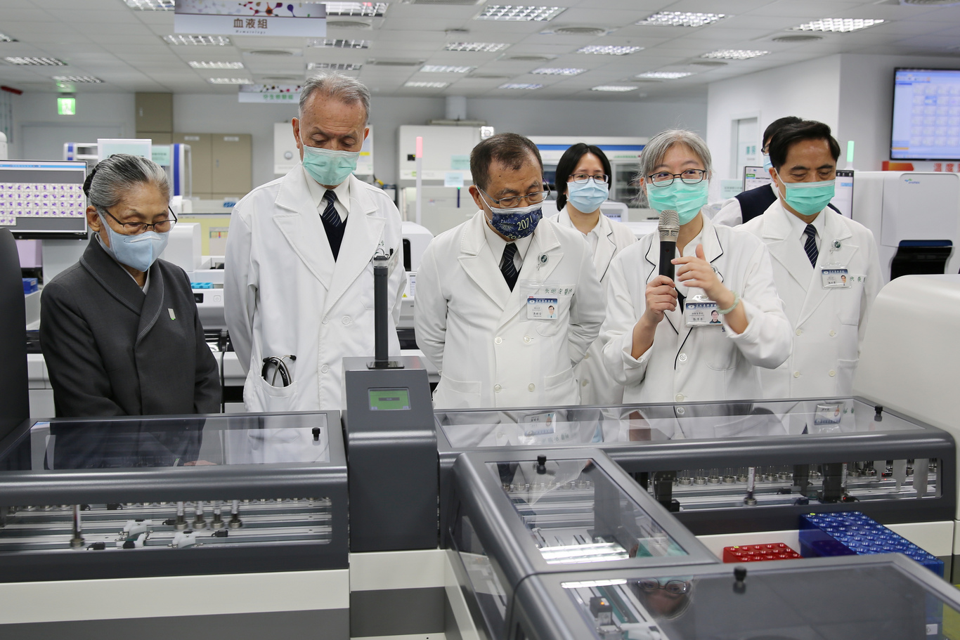檢驗醫學科主任張淳淳（右二）導覽智能實驗室，左起為慈濟基金會副總執行長林碧玉、慈濟醫療財團法人執行長林俊龍、副院長吳彬安、院長林欣榮。