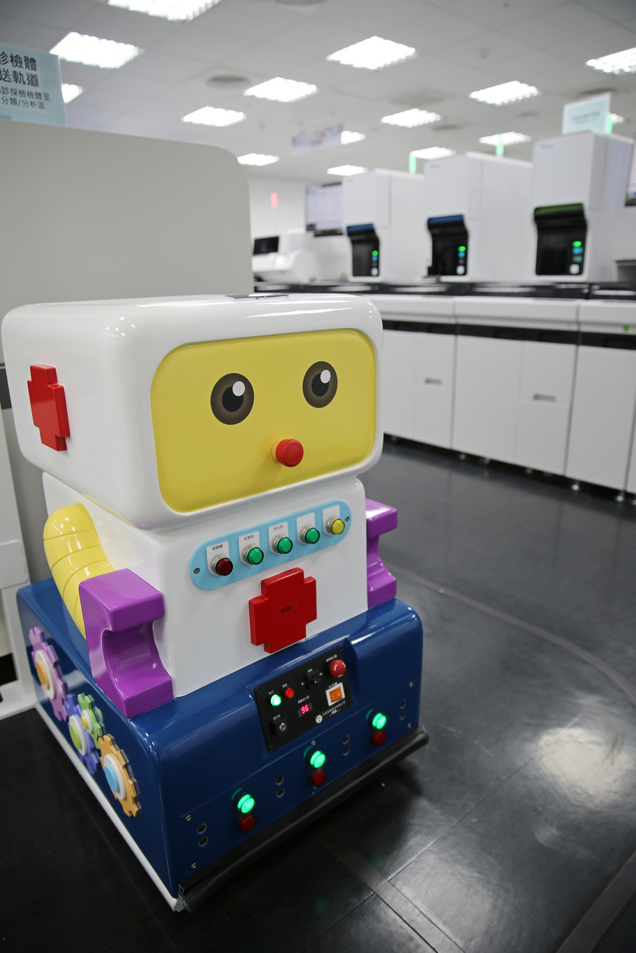 花蓮慈濟醫院引進「檢體傳送機器人」，可愛的機器人沿著軌道在檢驗醫學科裡負責傳送檢體至細菌組，檢驗醫學科細菌組組長趙慧珍指出，機器人不只能減少人力，還能減少人員接觸檢體與移動中檢體傾倒的機會，以及降低檢體間交叉感染的風險。