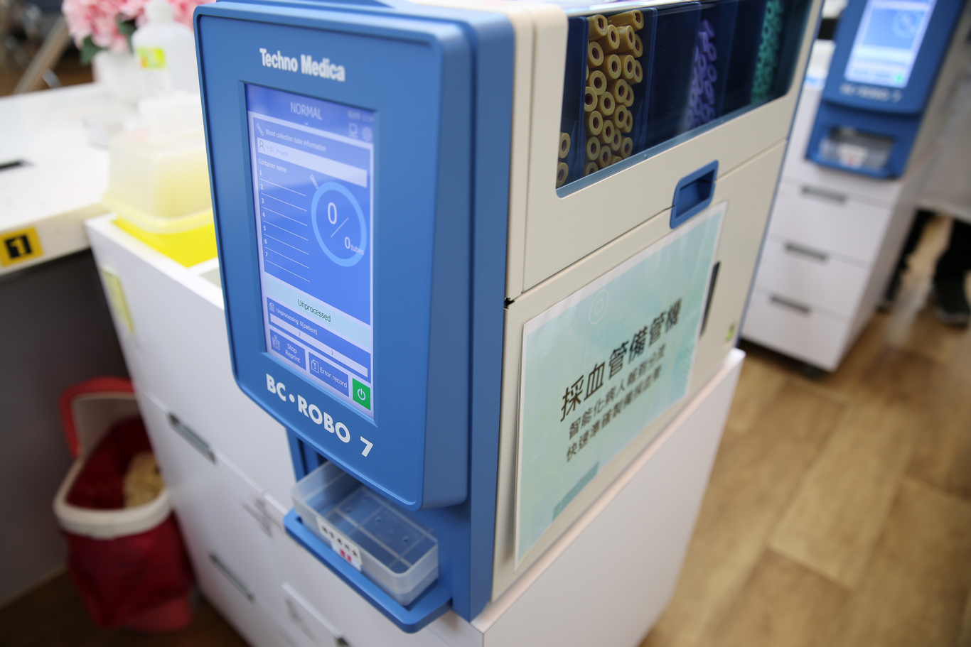 花蓮慈院將「智能報到備管機」引進東部，病人從抽血報到時，經過條碼掃描就能即時傳到智能報到備管機，由機器依據醫師開立檢驗項目，自動準備抽血管，並貼上病人專屬條碼。
