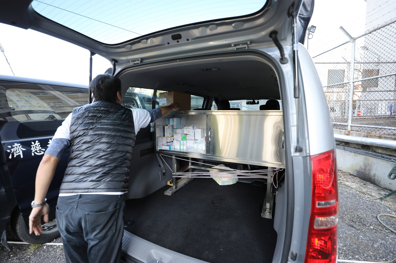 新的IDS巡迴醫療車有著大馬力的驅動，可以載著團隊跋山涉水；加大的空間也可以一次帶上藥品、衛教單張……等等的各項巡迴醫療必需物品。
