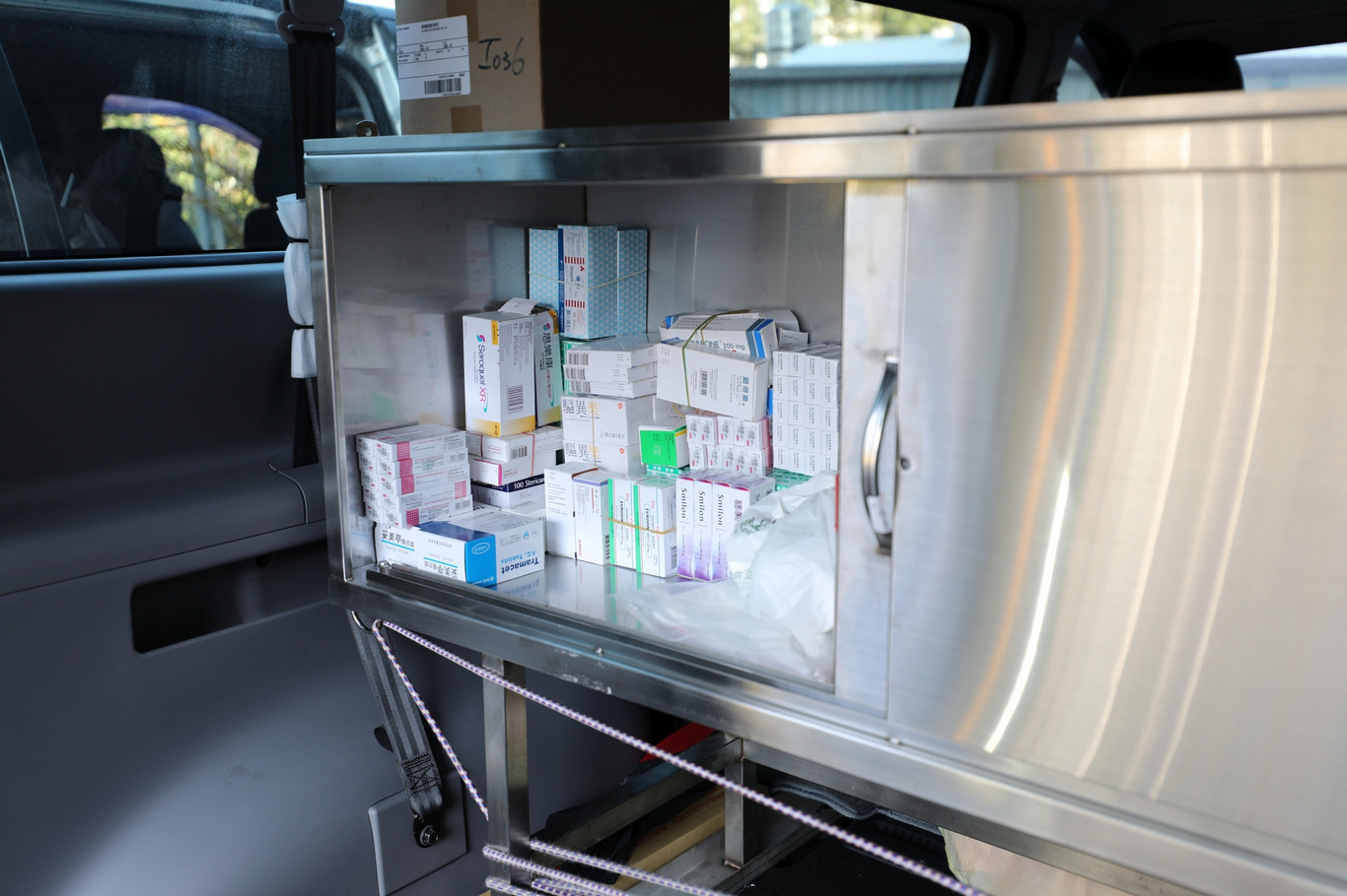 新的IDS巡迴醫療車有著大馬力的驅動,可以載著團隊跋山涉水;加大的空間也可以一次帶上藥品、衛教單張……等等的各項巡迴醫療必需物品。 新的IDS巡迴醫療車有著大馬力的驅動,可以載著團隊跋山涉水;加大的空間也可以一次帶上藥品、衛教單張……等等的各項巡迴醫療必需物品。