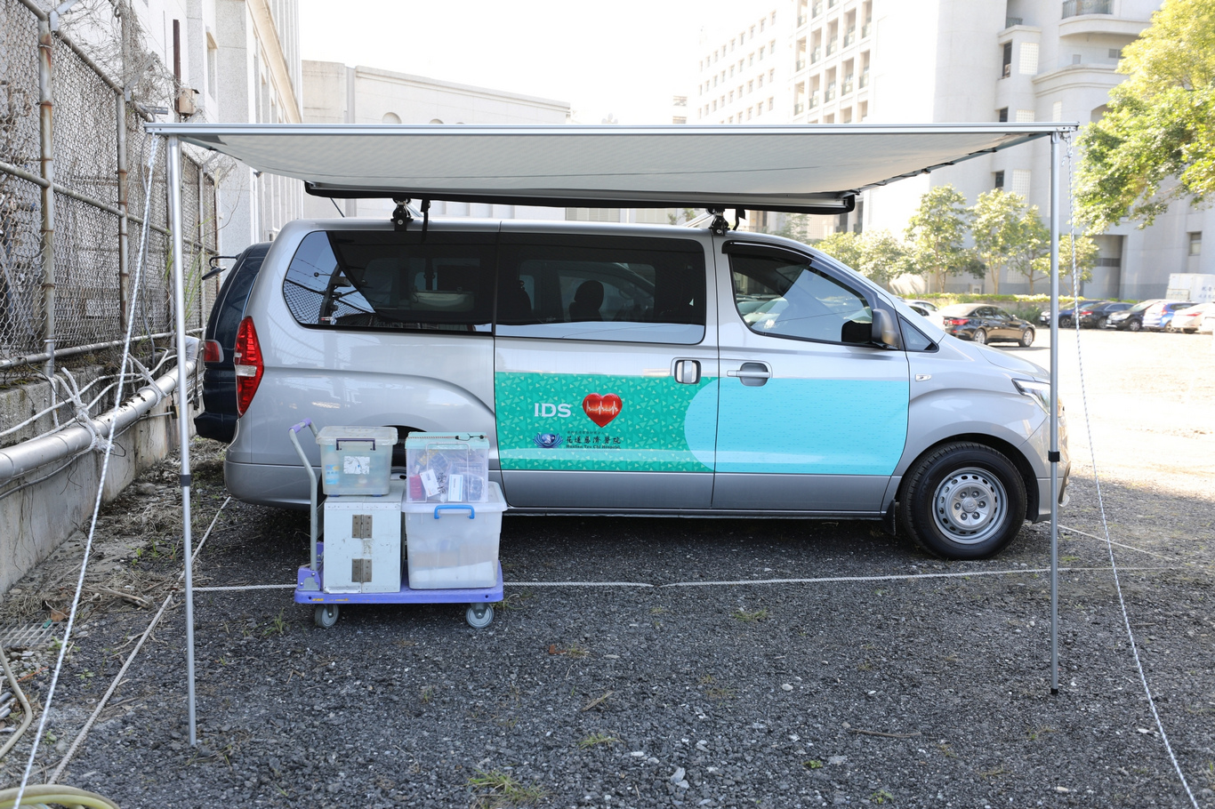 IDS巡迴醫療車的車頂有可以延伸的側邊帳，搭配攜帶式的桌椅，就成了部落裡的醫療站。