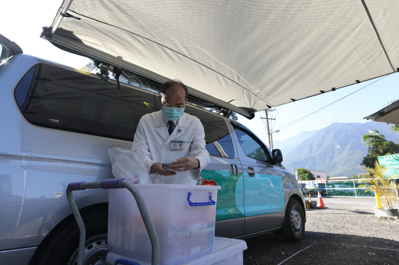 IDS巡迴醫療車的車頂有可以延伸的側邊帳,搭配攜帶式的桌椅,就成了部落裡的醫療站。 IDS巡迴醫療車的車頂有可以延伸的側邊帳,搭配攜帶式的桌椅,就成了部落裡的醫療站。