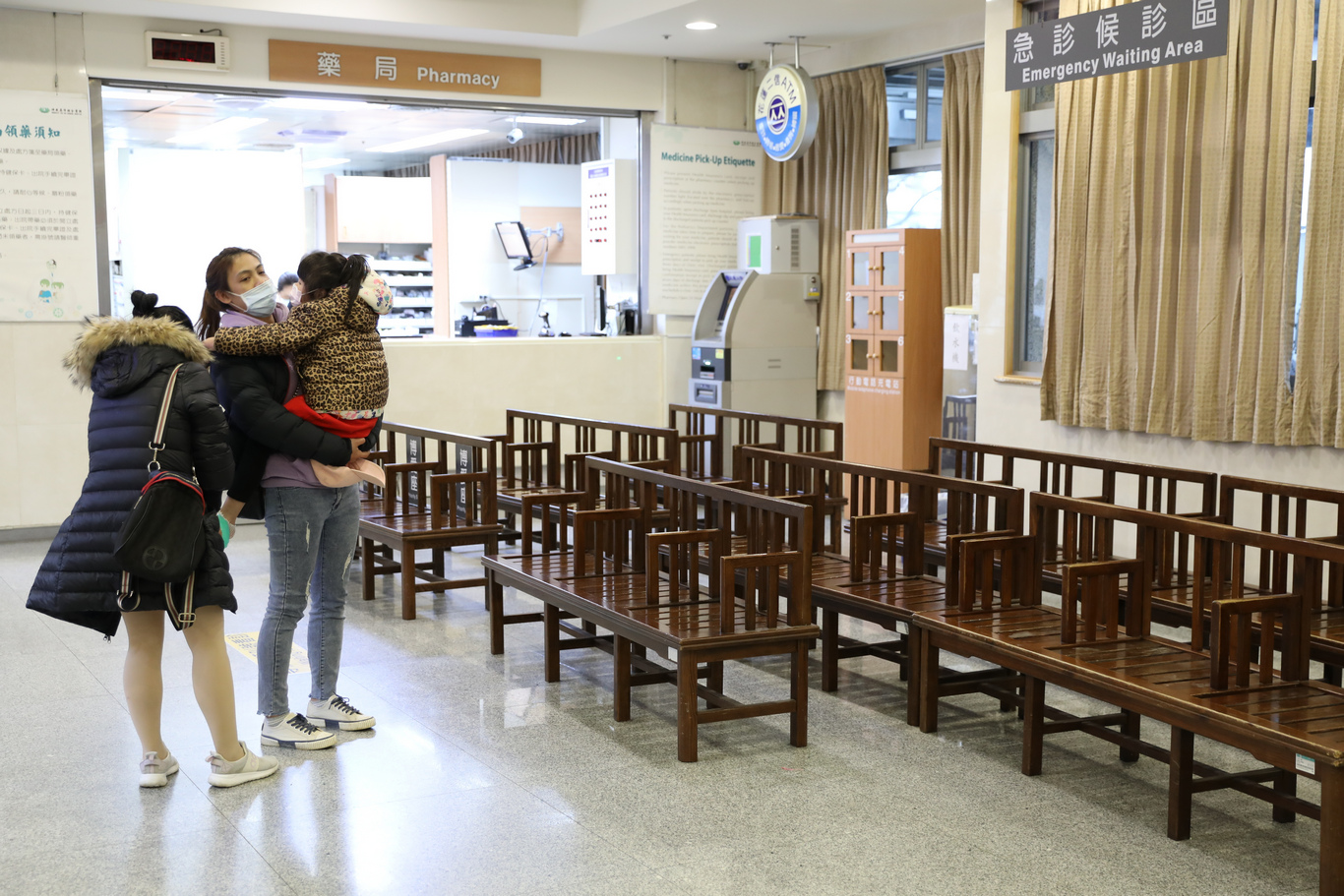 相較去年，今年過年期間到急診就醫的病患少了三分之一。圖中為花蓮慈濟醫院急診大廳。
