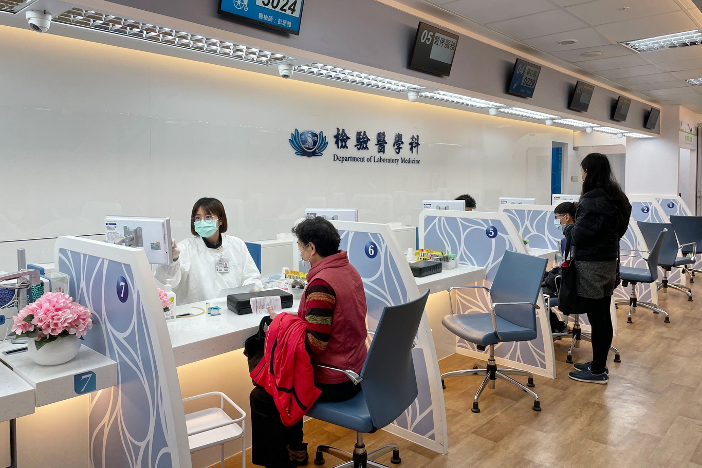 花蓮慈院檢驗醫學科，歷時八個月的重新規畫及改建，將抽血櫃台優化，不只將高齡、輪椅、嬰幼兒、急件病人分流外，也將原本六個抽血座位增加至八個，心電圖室也從一間增加為兩間，降低病人等候時間，且座位寬敞明亮，減少病人抽血的緊張感。