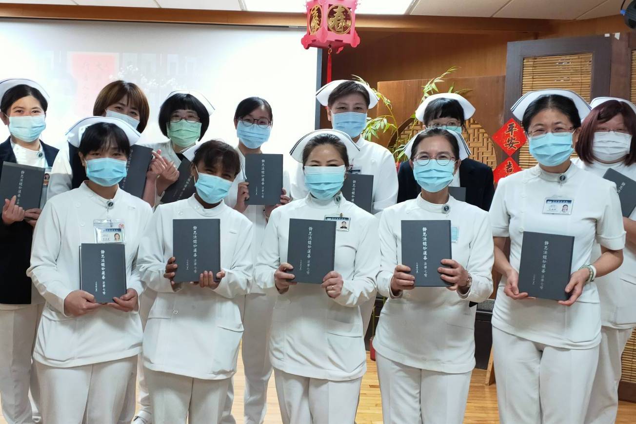 護理部也成立了讀書會，護理部主任鍾惠君表示，《靜思法髓妙蓮華》對護理人員在臨床上面對病人很有用處，因為平常照護很多病人，在病人遇到問題時，能以佛法來帶入實作，帶給護理人員很好的生命意義及工作價值。