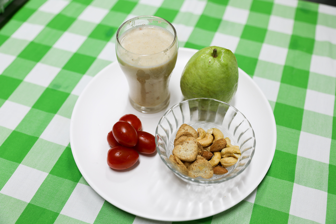 早餐〈淨斯高蛋白特調〉 →食材：豆漿粉、22味五榖粉、堅果、餅乾 →步驟：依照個人口味喜好，調整水與豆漿粉、22味五穀粉的比例調配蛋白飲，堅果攝取一茶匙的量