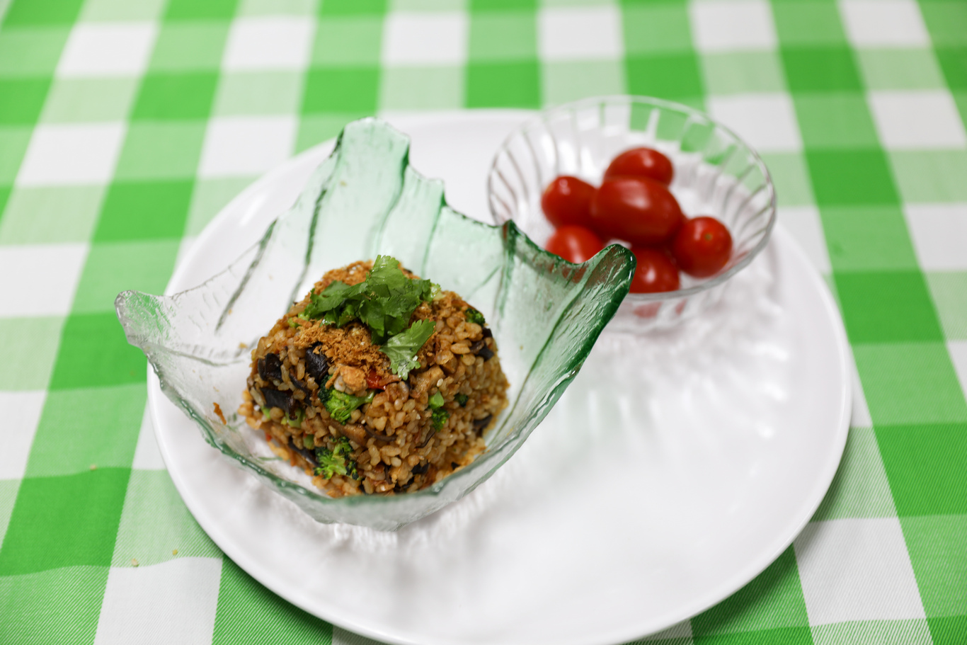 午餐〈三寶香鬆炒飯〉 →食材:糙米飯、青花菜、香菜、木耳、豆干、香鬆 →步驟:將材料切丁,加上油和糙米飯翻炒,最後再灑上香鬆 午餐〈三寶香鬆炒飯〉 →食材:糙米飯、青花菜、香菜、木耳、豆干、香鬆 →步驟:將材料切丁,加上油和糙米飯翻炒,最後再灑上香鬆