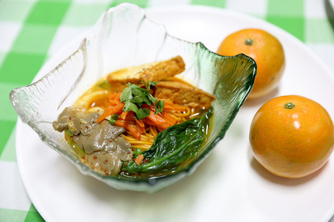 晚餐〈薑黃五行辣麵〉 →食材:薑黃麵、茼蒿、紅蘿蔔、秀珍菇、油豆腐、薑黃麻辣醬 →步驟:先將紅蘿蔔及油翻炒,再加入水、其他食材以及薑黃麻辣醬,最後把用料豐富的醬汁淋在事先燙熟的薑黃麵上 晚餐〈薑黃五行辣麵〉 →食材:薑黃麵、茼蒿、紅蘿蔔、秀珍菇、油豆腐、薑黃麻辣醬 →步驟:先將紅蘿蔔及油翻炒,再加入水、其他食材以及薑黃麻辣醬,最後把用料豐富的醬汁淋在事先燙熟的薑黃麵上