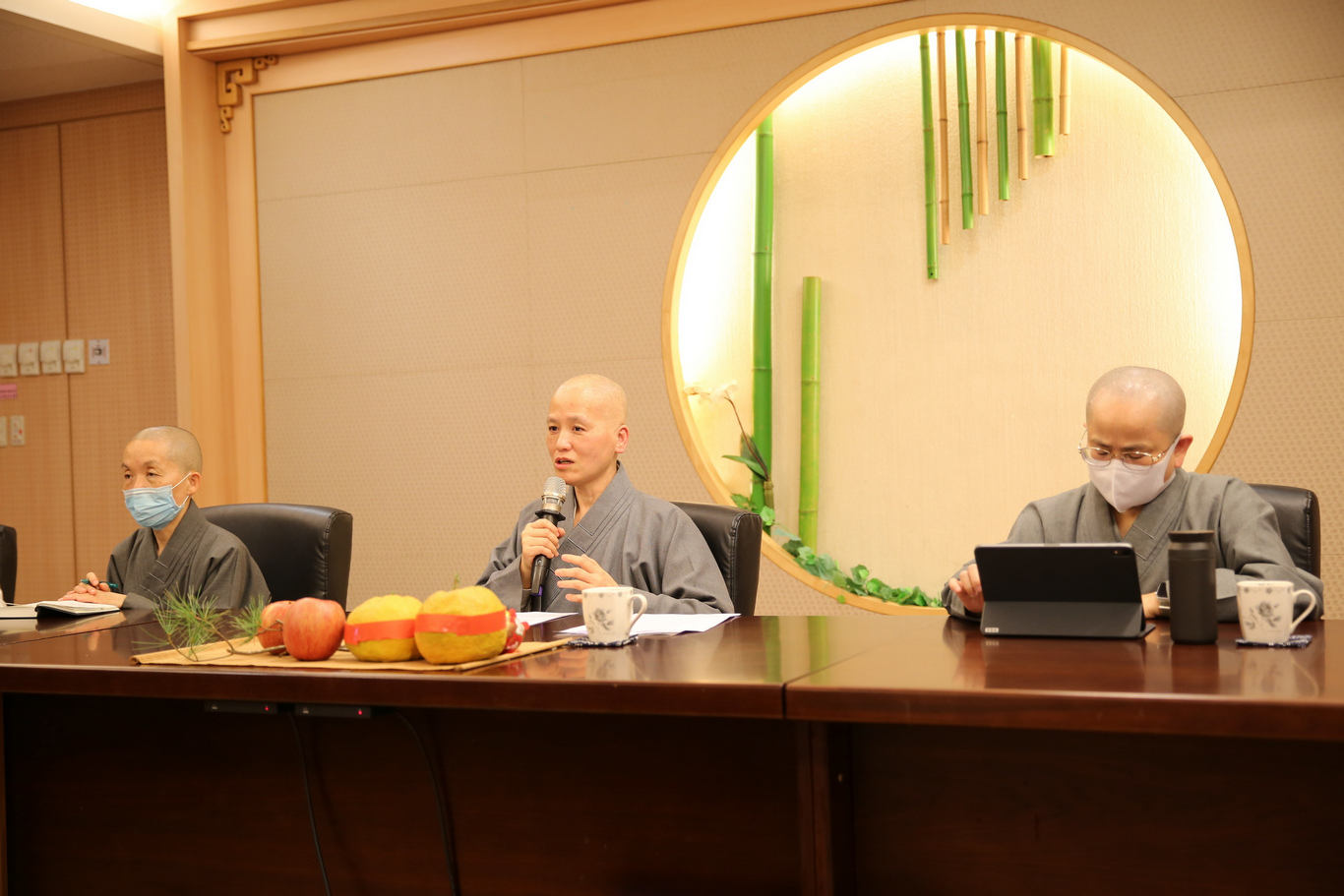 德亻凡師父（中）表示，在讀書會讀證嚴法師的書，讓自己有掌控情緒、管理好情緒、解脫煩惱的能力，自己做自己思想情感的主人，不隨外界而起伏，才有可能充分發揮良能。