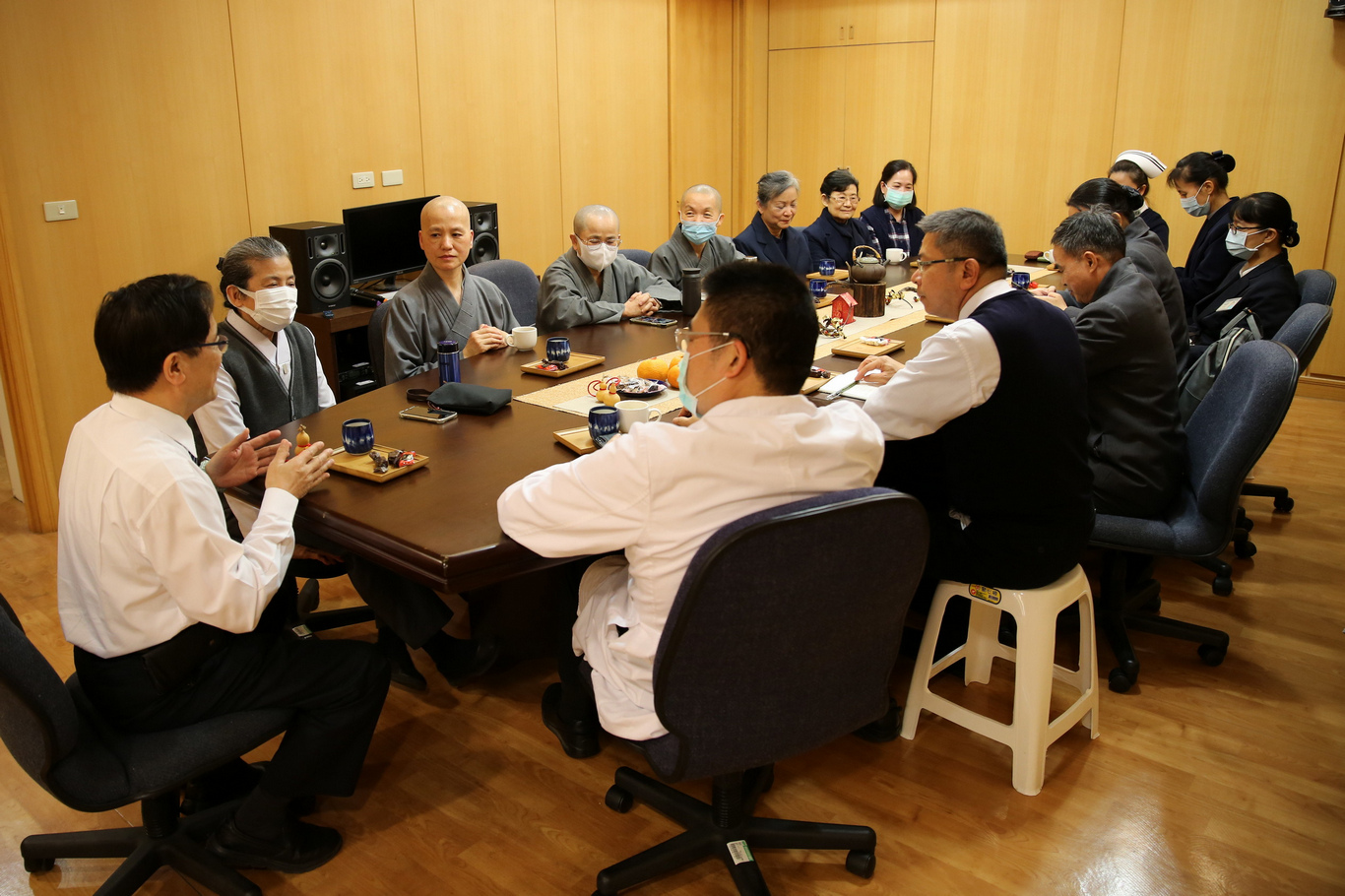 宣導遍布慈濟讀書會會後，德師父、德宸師父、德澡師父與靜思弘法團隊及林欣榮院長、羅慶徽副院長、資深志工顏靜曦師姊等單位主管，討論如何在院內推動讀書會。