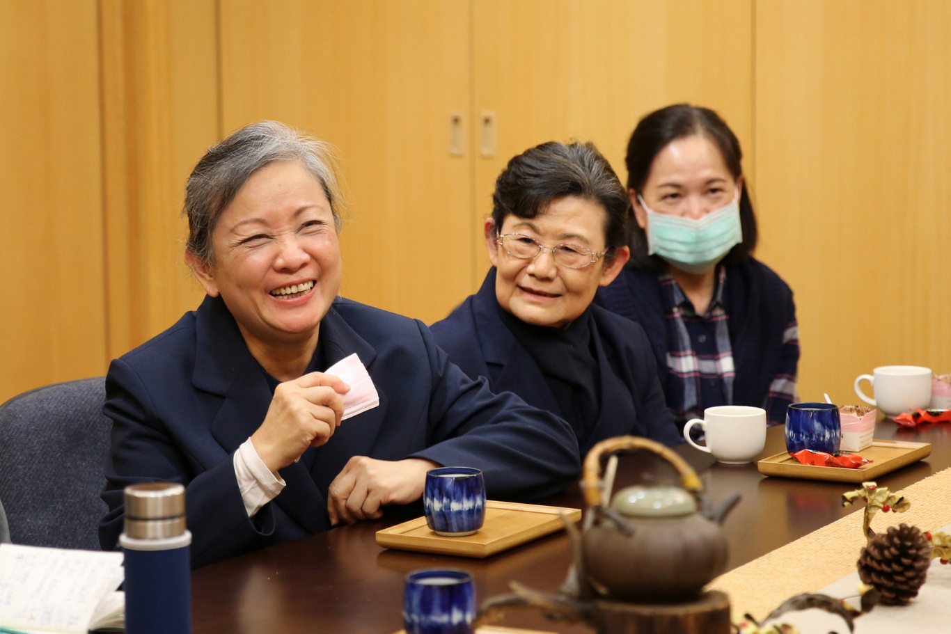 品茗讀書會由林俊龍執行長夫人「林媽媽」洪琇美師姊、院長夫人夏玉心師姊、許文林副院長夫人「許媽媽」林麗珍師姊、羅慶徽副院長夫人謝淑雲師姊號召成立。