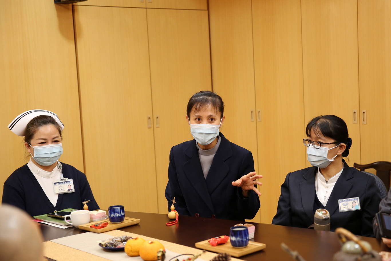 成立同心圓讀書會的人力資源室主任劉曉諭（中）表示，同心圓目前有供膳組、財務室、復健科、日照中心、老年醫學科等單位，目前規劃利用每週四中午十二點到一點間，大家齊聚在一起讀書，而會後成立讀書會臉書社團，讓同仁可以分享讀書心得。