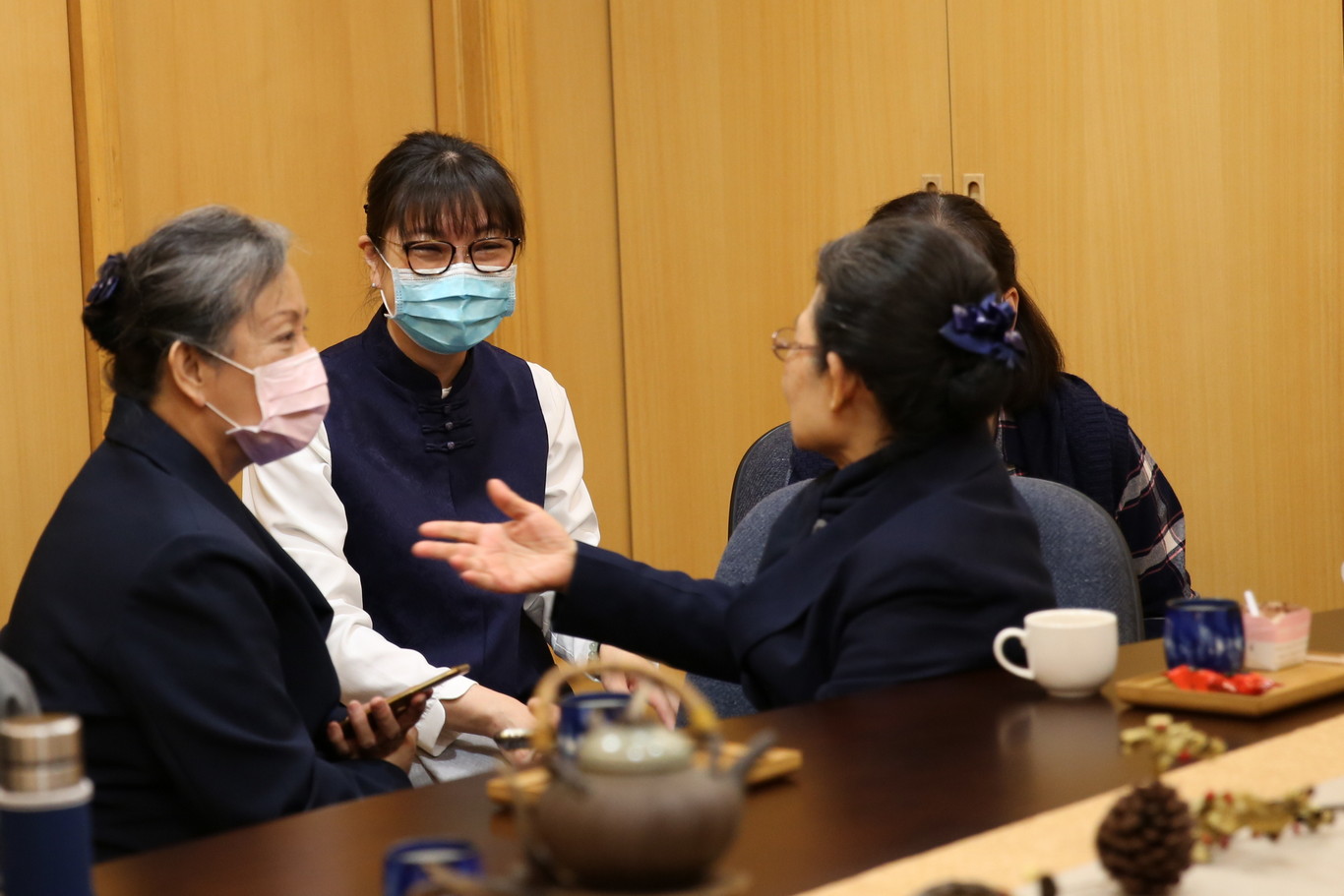 品茗讀書會由林俊龍執行長夫人「林媽媽」洪琇美師姊、院長夫人夏玉心師姊、許文林副院長夫人「許媽媽」林麗珍師姊、羅慶徽副院長夫人謝淑雲師姊號召成立。