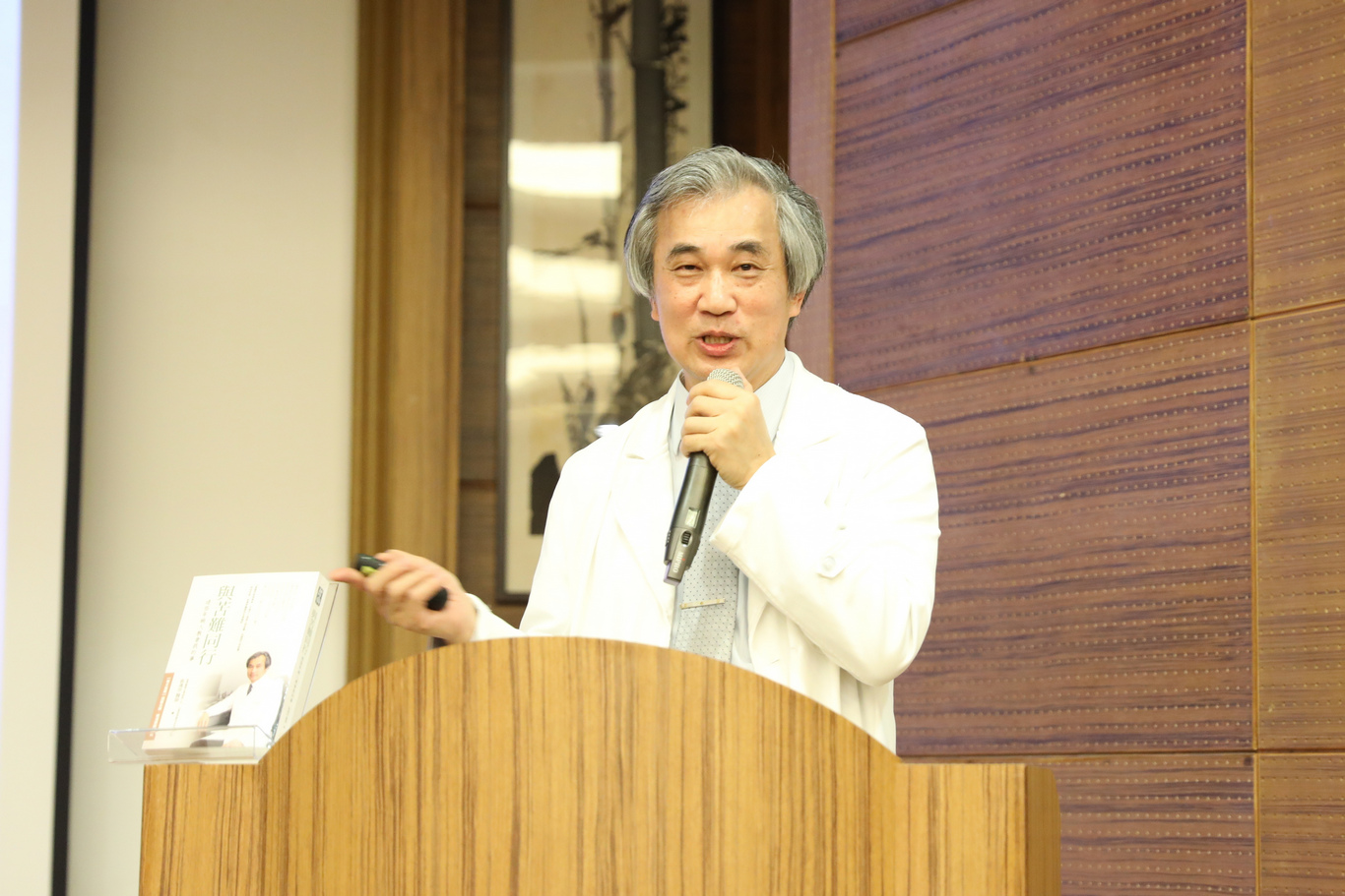 花蓮慈院泌尿部主任郭漢崇，將行醫超過三十年歷程中，印象最深刻的十六個醫病關係故事記錄下來，透過新書《與苦難同行：這些年病人教會我的事》與眾人分享外科醫師的體悟。