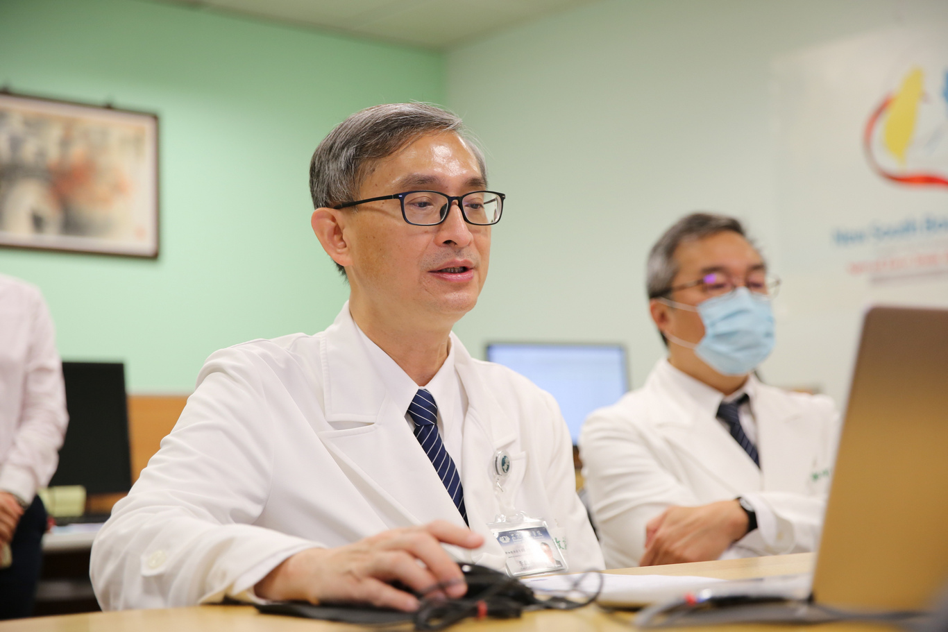 花蓮慈院國際醫學中心暨幹細胞與精準醫療研發中心主任李啟誠(左)表示，期待下半年疫情趨緩，花蓮慈院能進一步派醫師到印尼慈院，實地協助骨髓及造血幹細胞移植，幫助當地的病人。