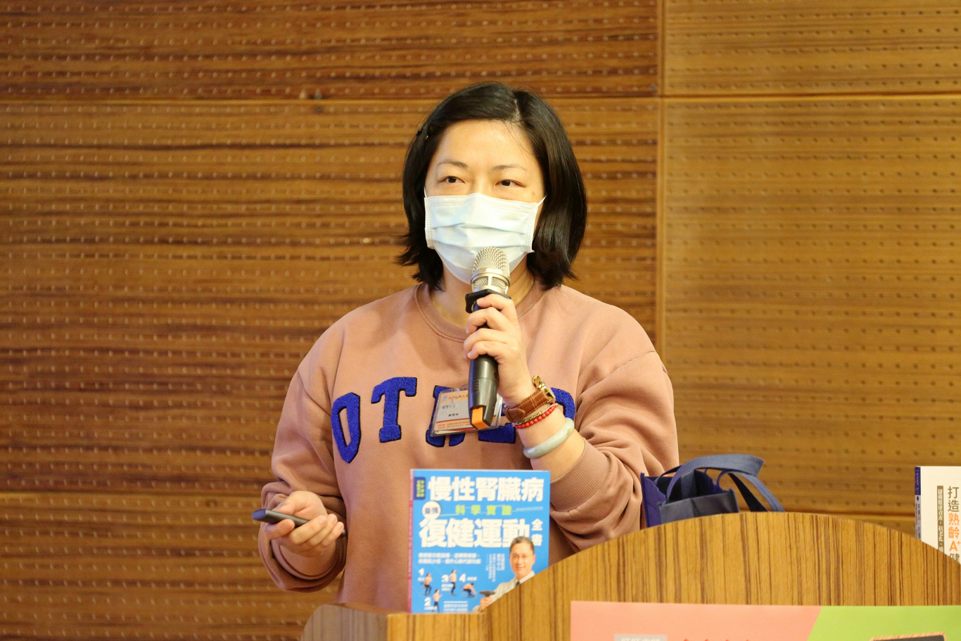 林恬田護理師分享「長照2.0」相關資訊給現場民眾。