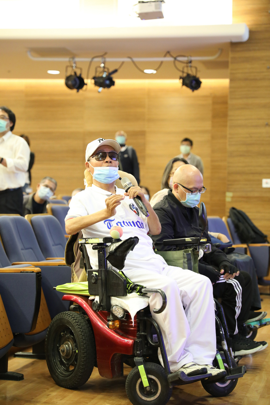 講座最後的ＱＡ時間，民眾熱情參與，脊髓損傷的病友也把握機會提問。