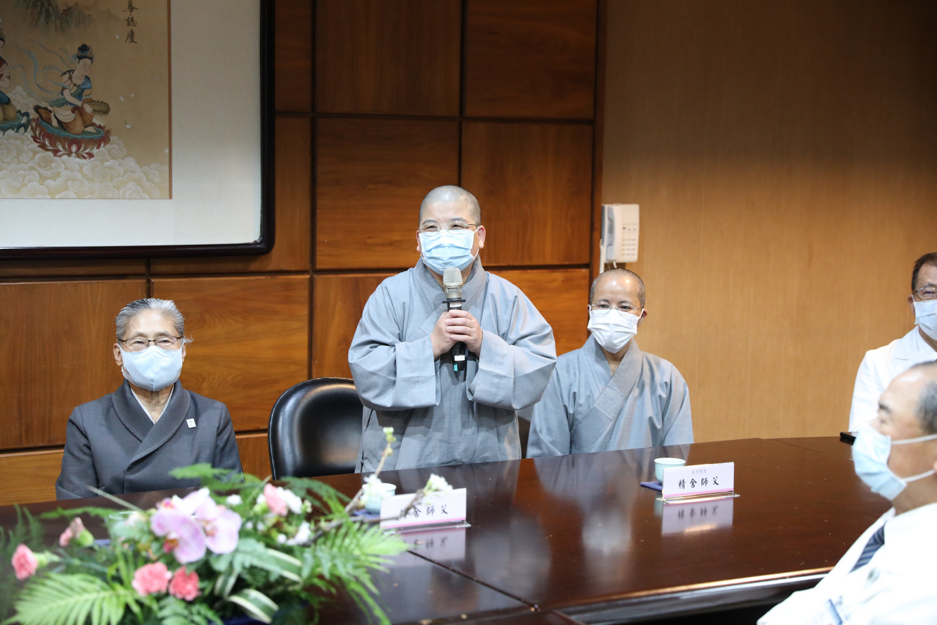 靜思精舍釋德雨、釋德澈師父為乳房中心送上祝福。