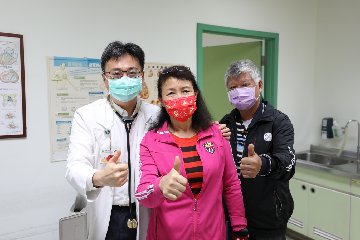 回診時張女士與先生特別感謝張懷仁醫師的細心治療。