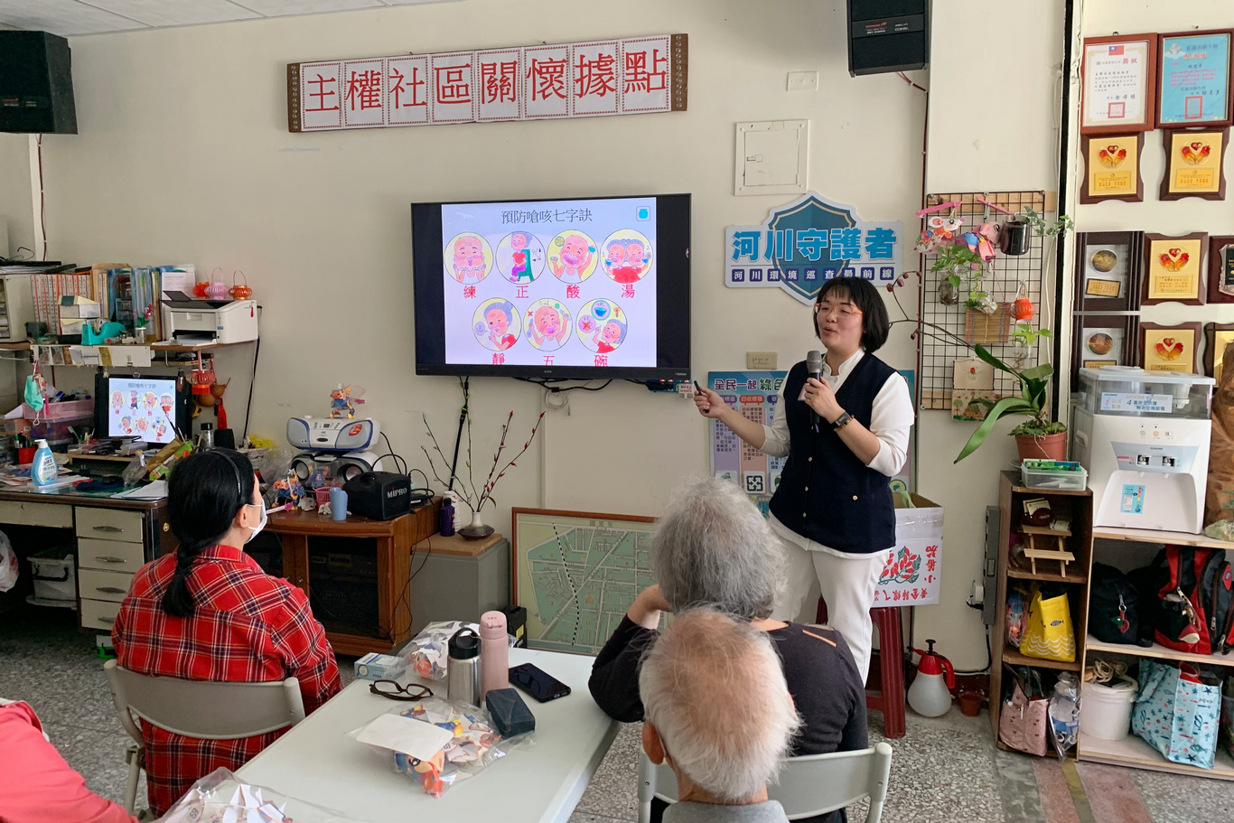高齡暨社區醫學部社區健康中心與輕安居團隊聯手走入社區據點推廣「預防嗆咳七字訣」。