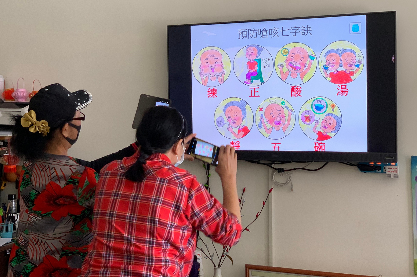 社區據點長輩不斷拿起手機紀錄護理師傳授的秘訣，其中最引起長輩共鳴的就是「要用碗喝水」。
