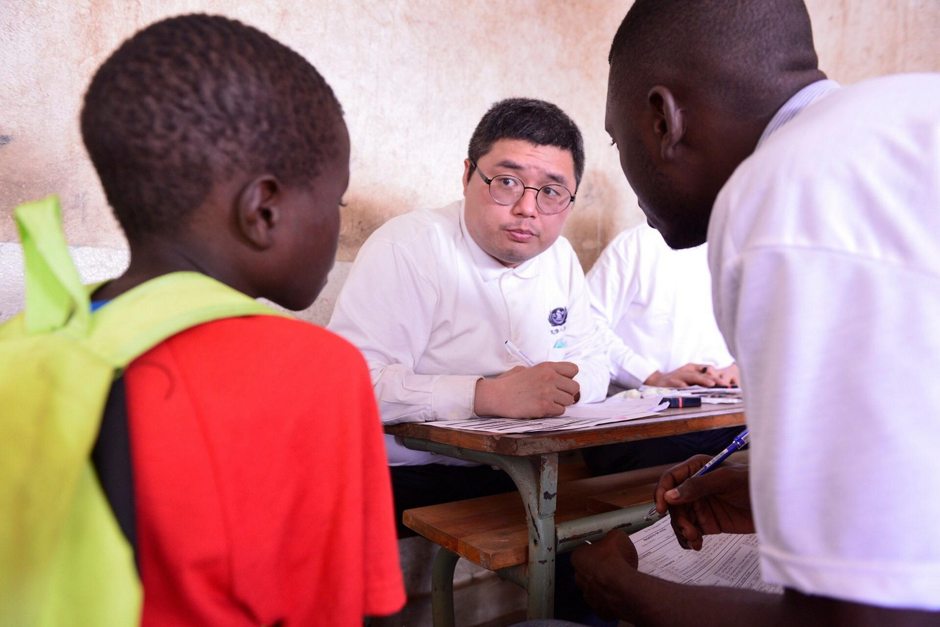 葉光庭醫師２０１９年至莫三比克進行國際義診；並時常參與台灣偏鄉義診。