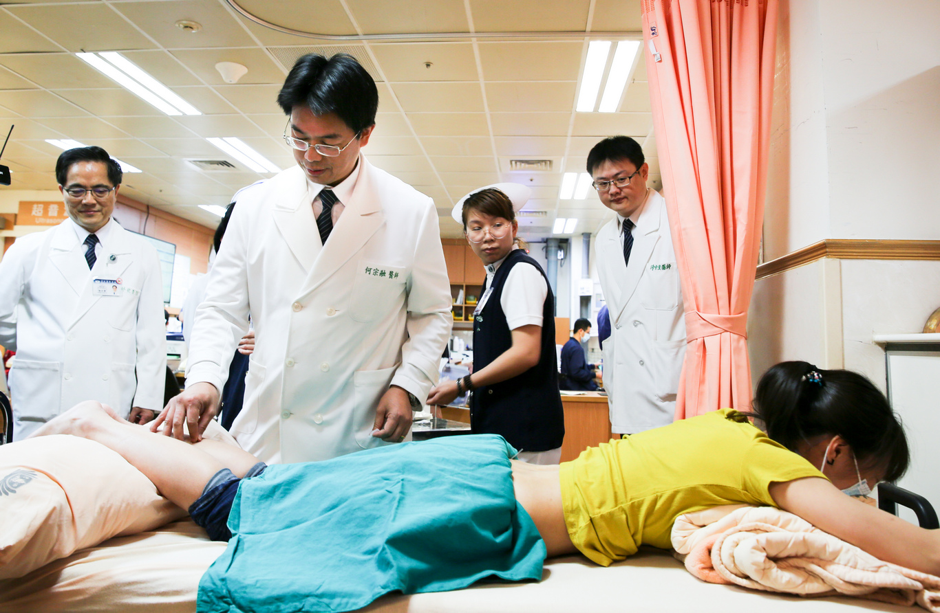 何宗融副院長為急診病人提供中醫治療。(2019年資料畫面)