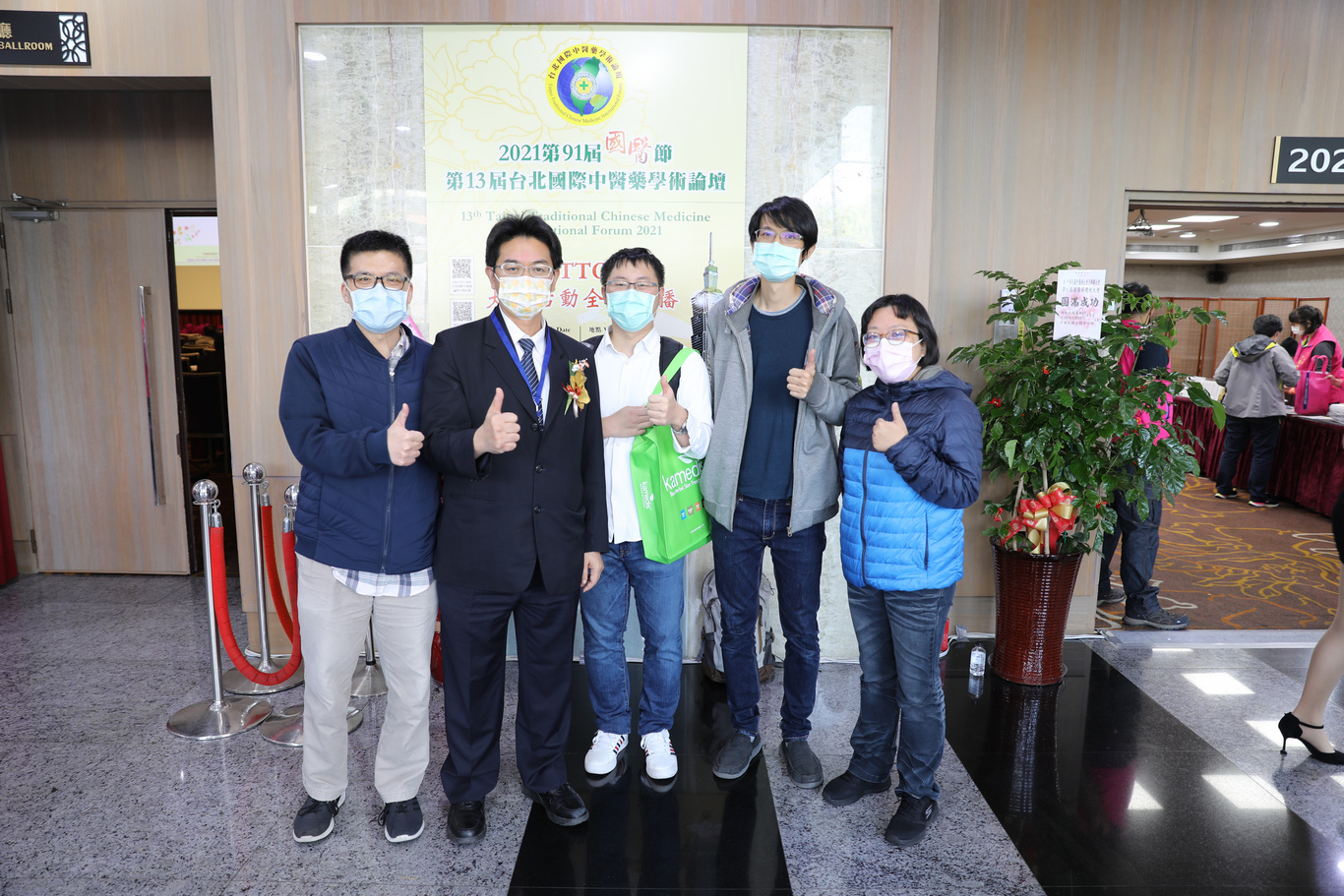 花蓮慈濟醫院也以近年來推動中西醫合療及中醫急症處置等卓越成果，由副院長何宗融代表獲獎。