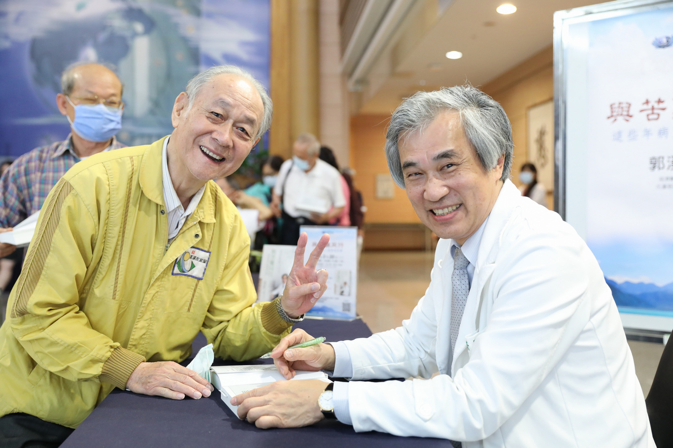 心靈座談會後，粉絲們開心請郭漢崇主任簽名留念。